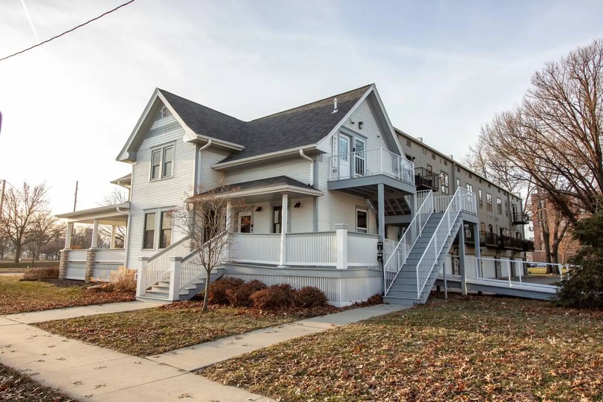 Directly opposite to Newbo!!! Steps from coffee, bars, shops!  HOSPITALS.DOWNTOWN - Pets Welcome
