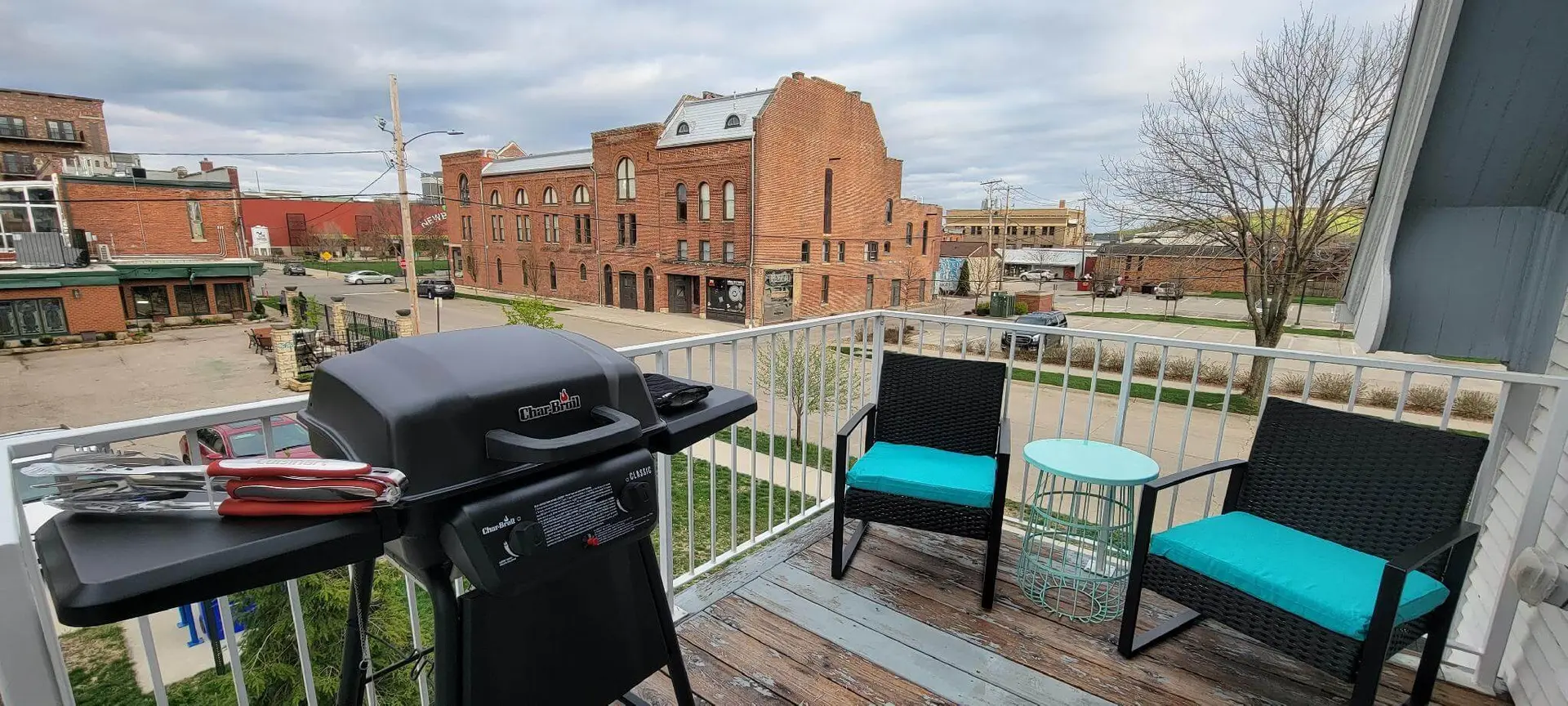 Directly opposite to Newbo!!! Steps from coffee, bars, shops!  HOSPITALS.DOWNTOWN - Pets Welcome