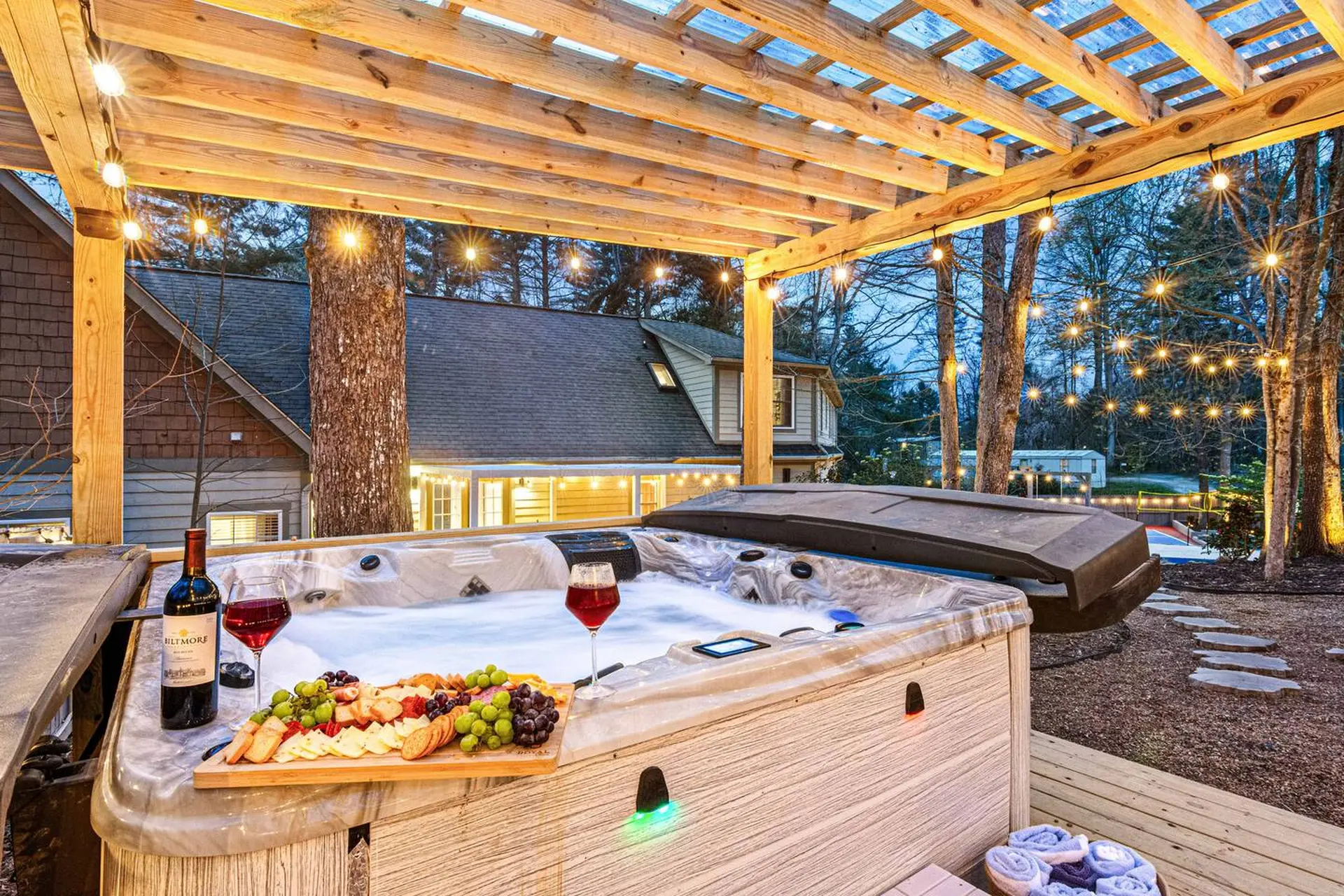 7K+ sq ft Mansion! Backyard Oasis! sleeps 28
