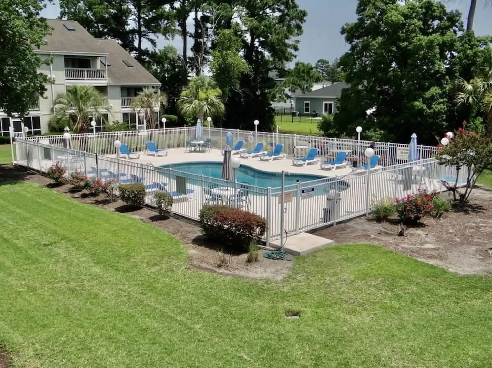 King Bed in Master Pool View 1200 SF