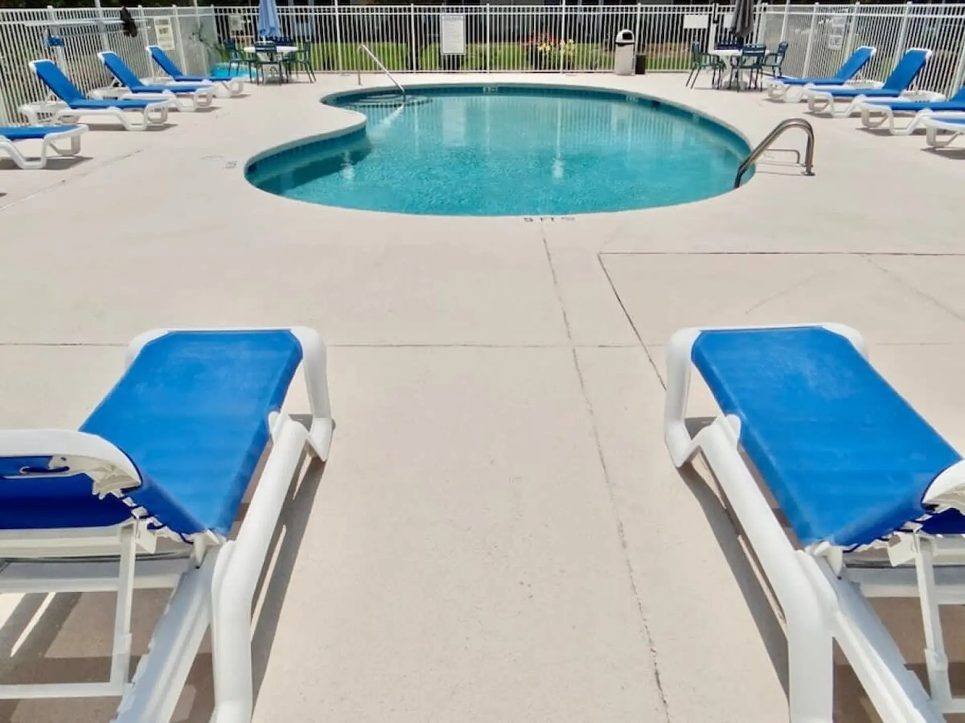 King Bed in Master Pool View 1200 SF