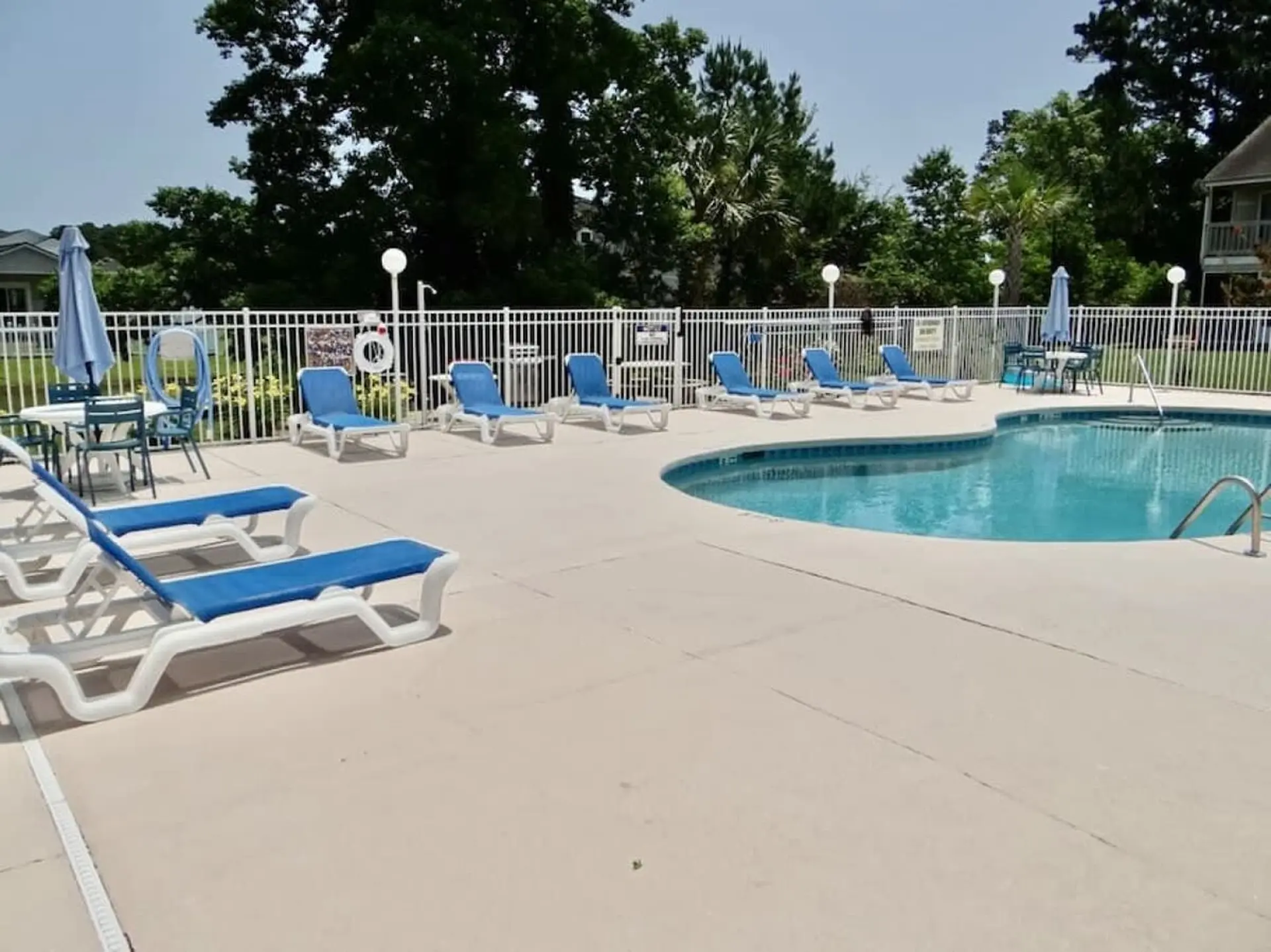 King Bed in Master Pool View 1200 SF