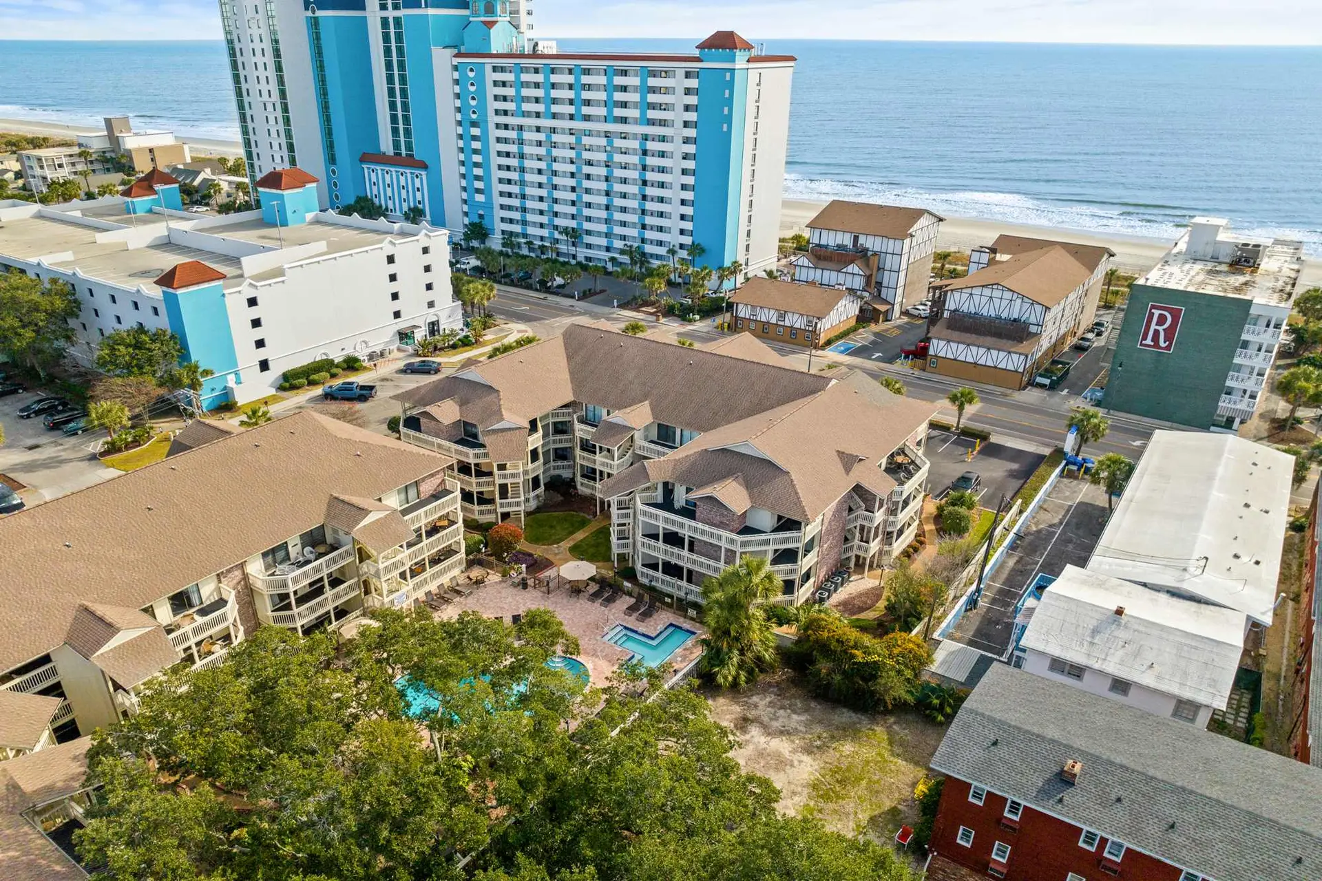 Ocean Views Giant Hot Tub and Pool (By Beach Star)