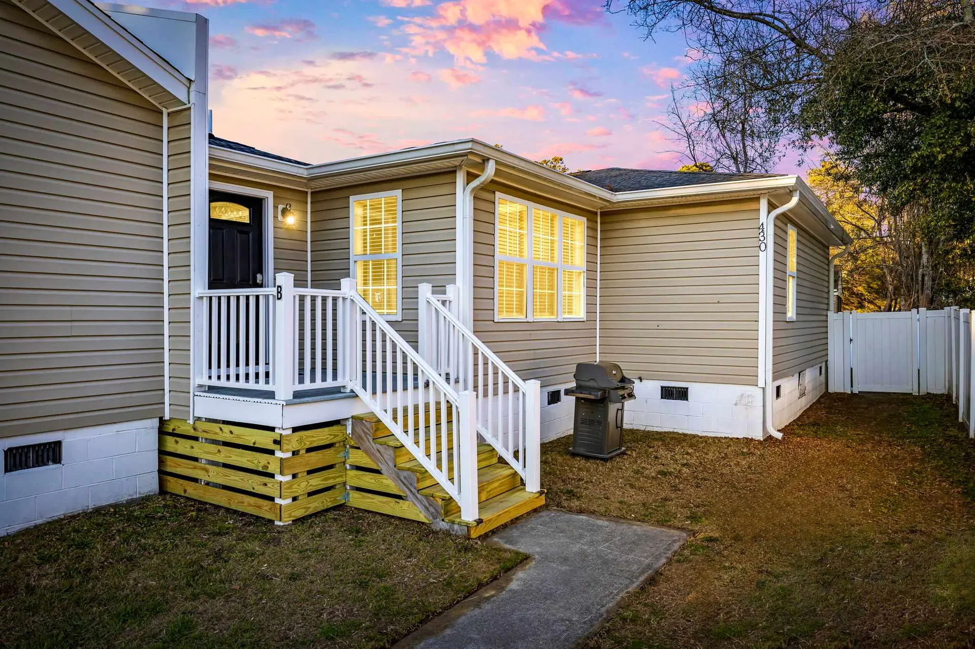 "Starfish Tails Retreat" (Pet-Friendly 3/2)