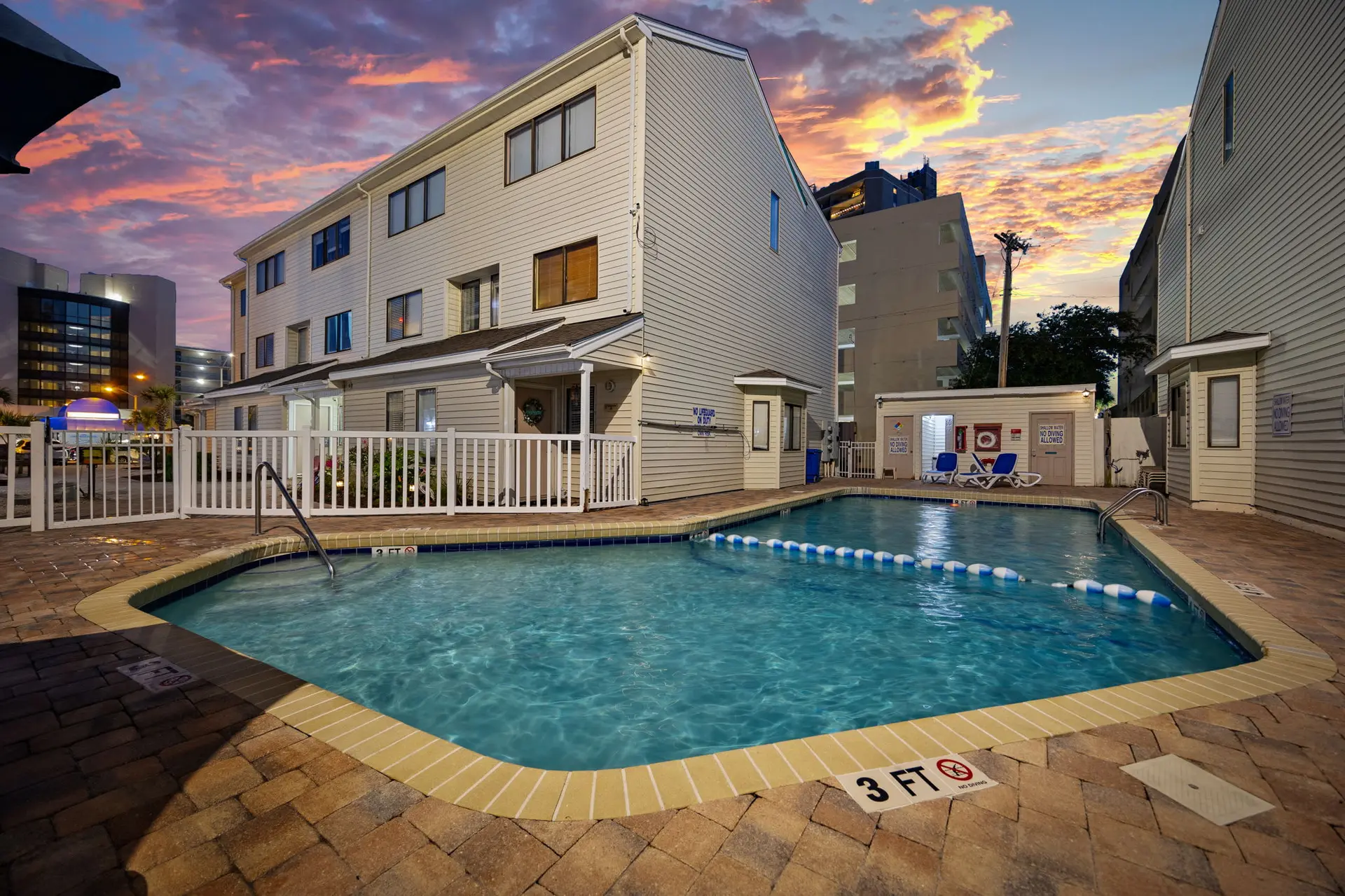 May Specials|Private Deck/Patio|1/2 Block to Sea