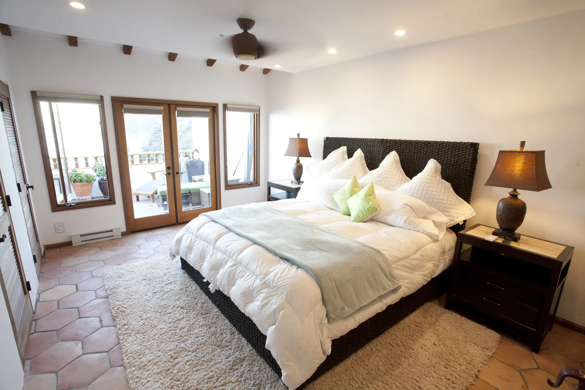 Ocean Views! 2BR Villa w Private Balcony, Avalon