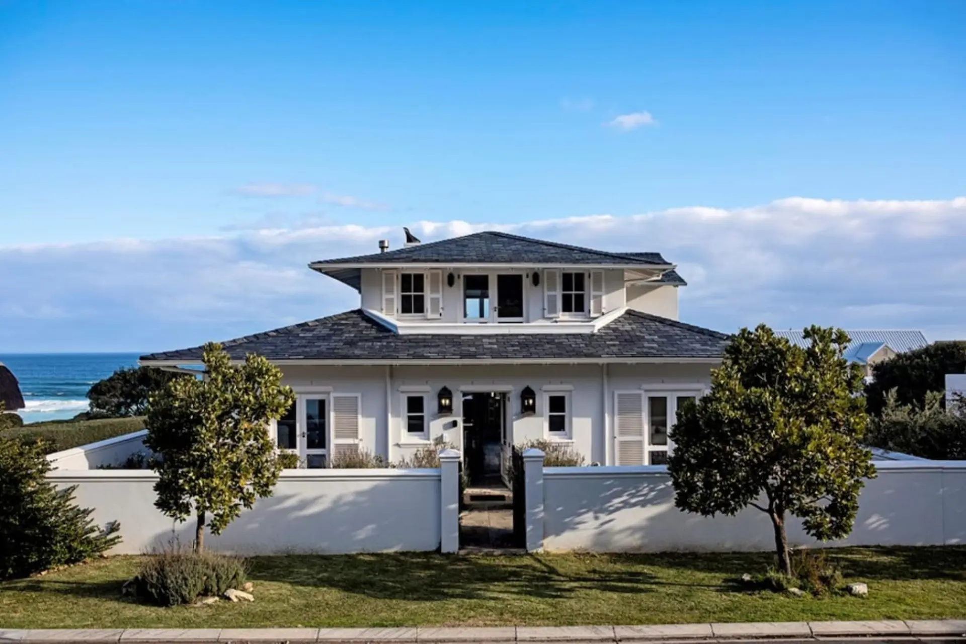 La Grotto Beach house above Grotto Beach