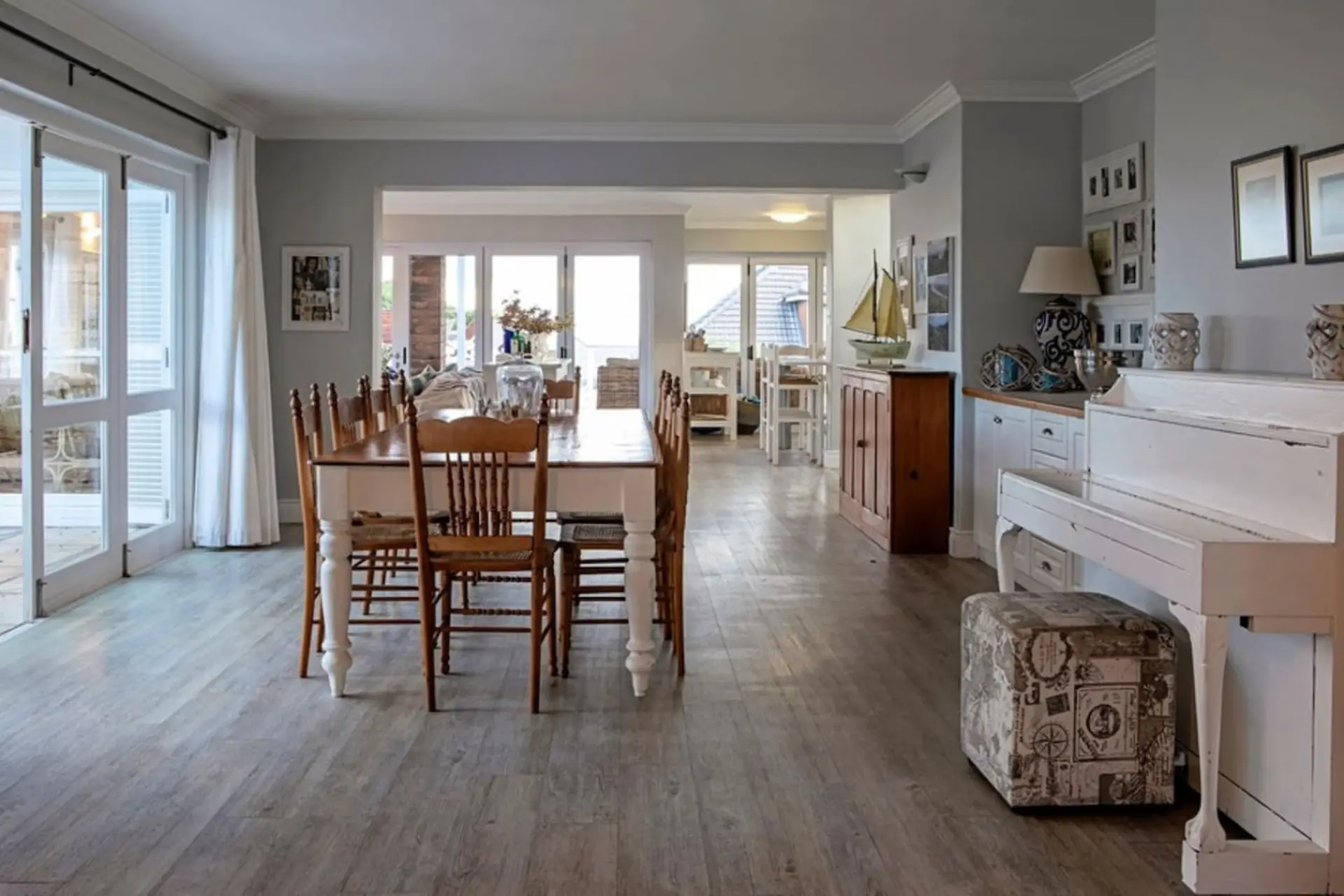 La Grotto Beach house above Grotto Beach