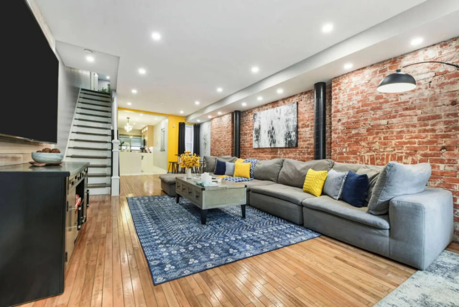 Espresso, 85" TV, 4 Bedroom, Great Location!