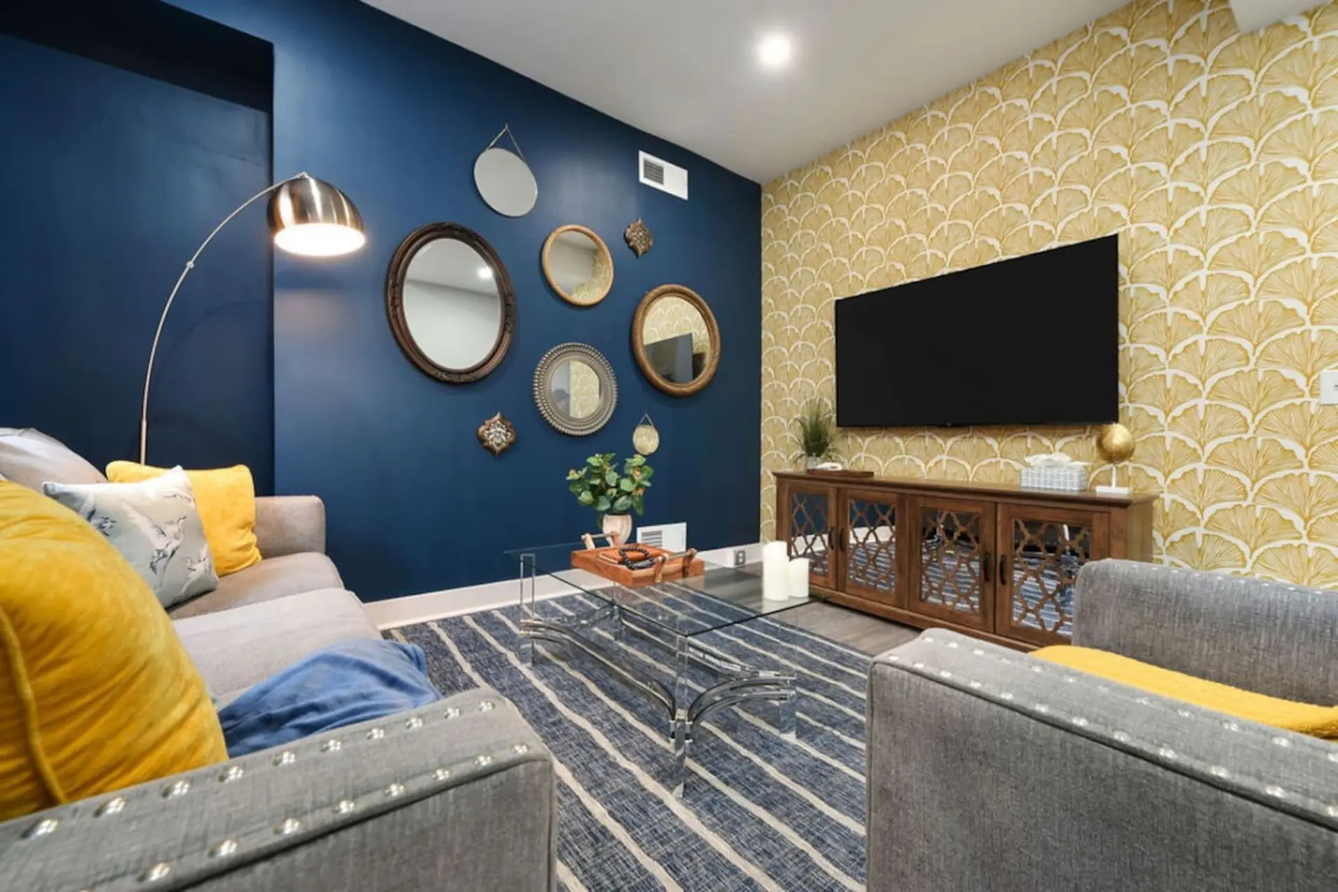 Pet Friendly | King Bed | Amazing Location!