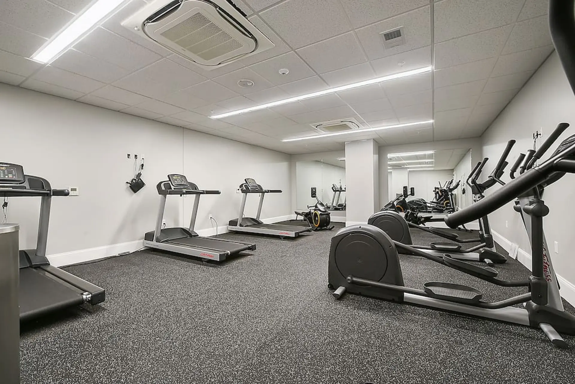 Free Garage Parking!★ Private Gym★ City Views!
