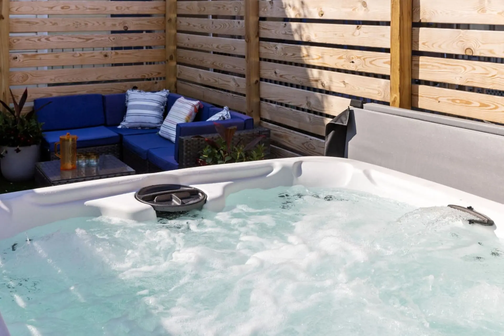 *Hot Tub Fun*Light & Bright w/deck Walk to Butler!