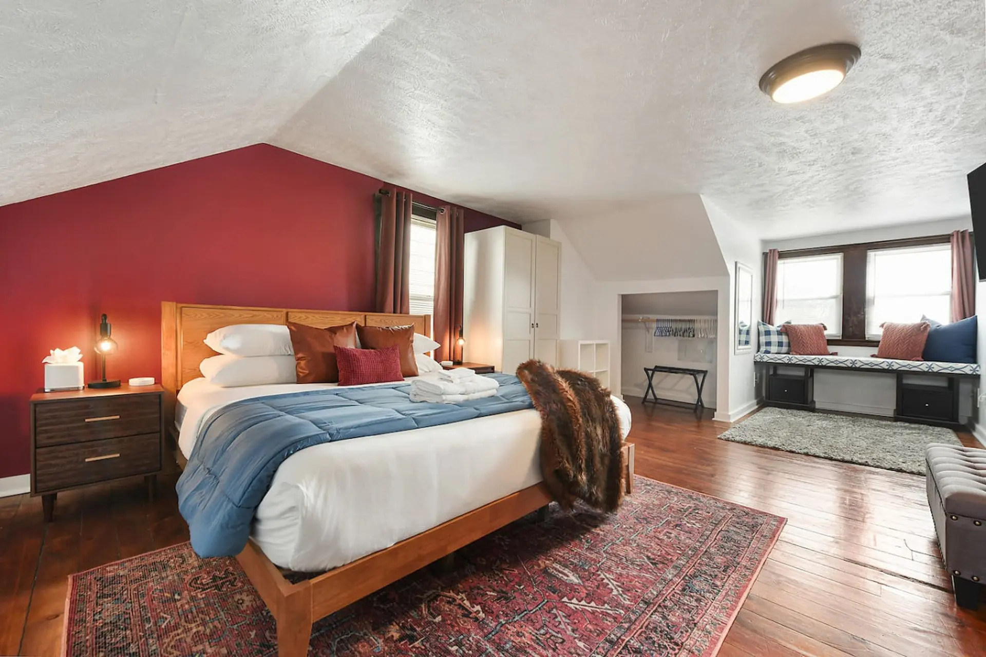 King Bed | 2 full bath | Deck! Hip Millvale!