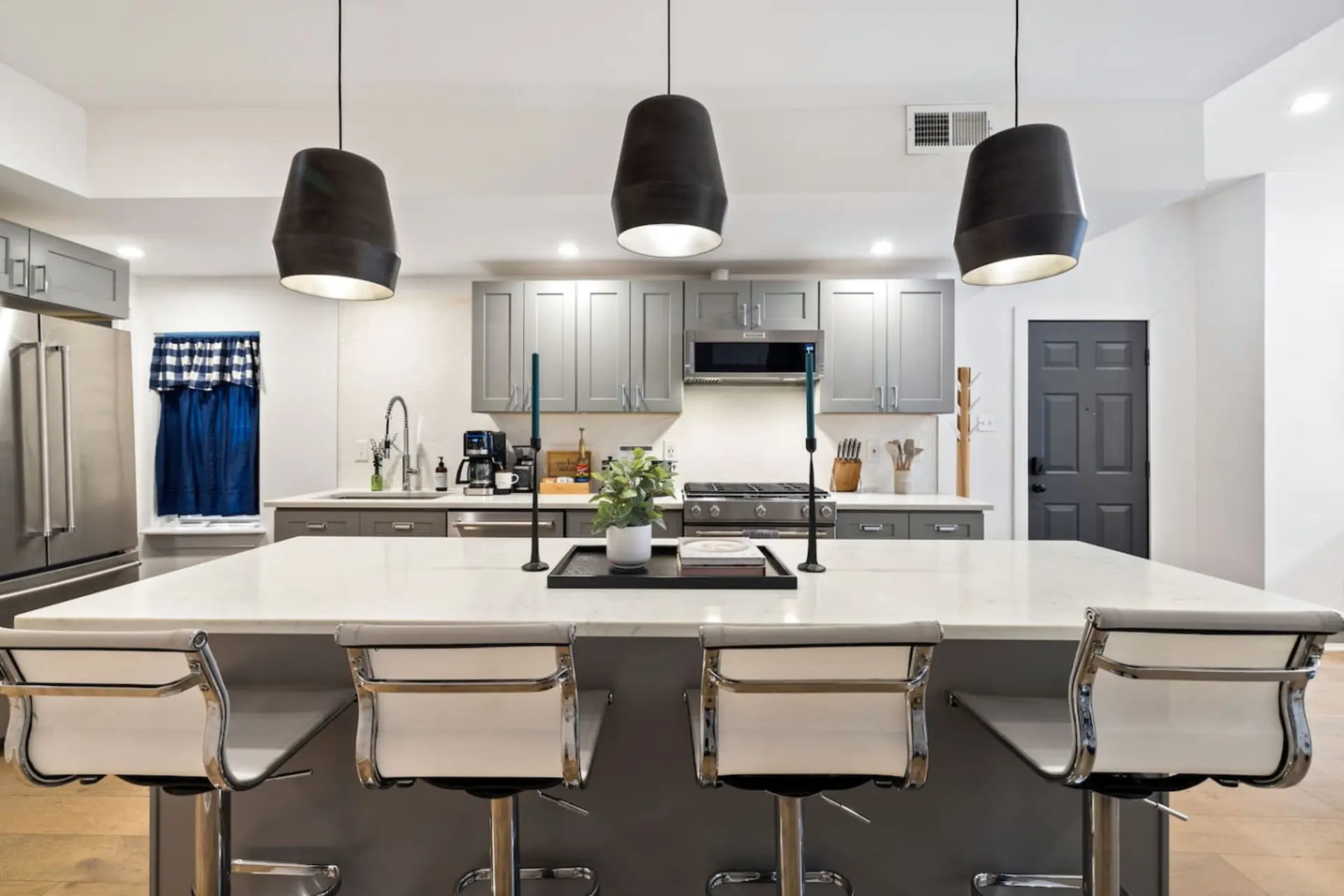 Sleeps 12, Mxn Streets