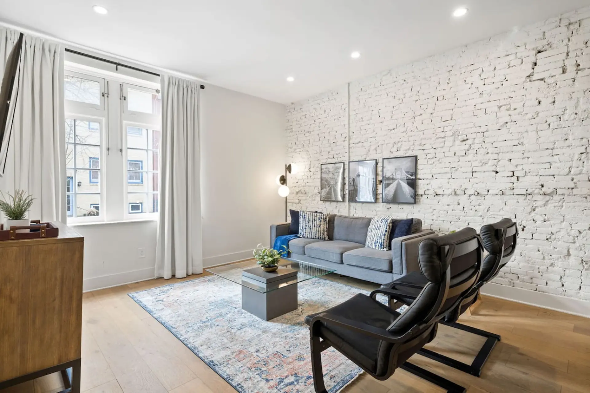 Sleeps 12, Mxn Streets