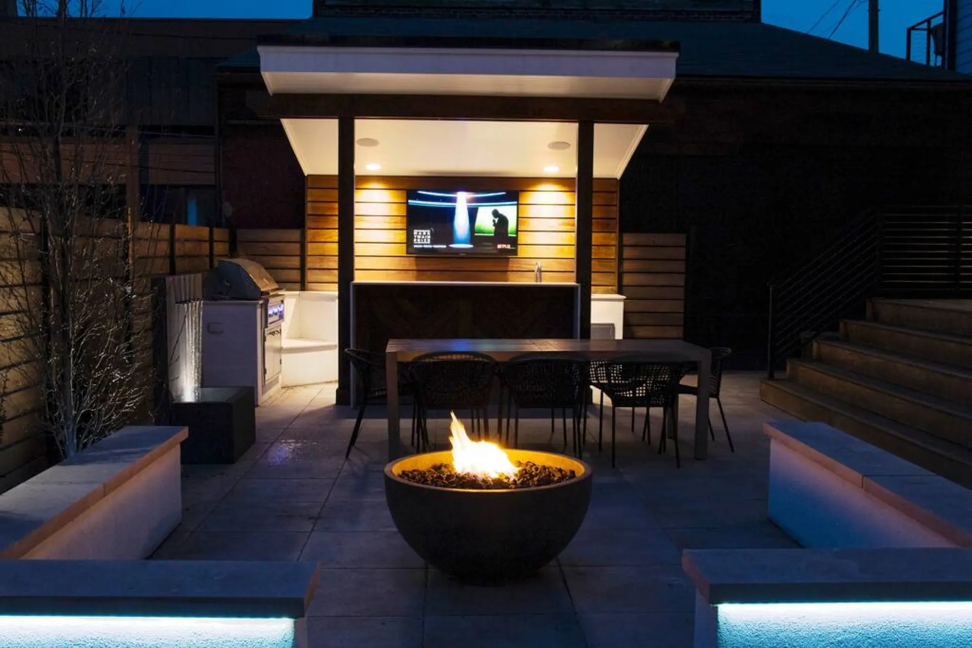 Luxe Home★ Amazing Yard★ Firepit★ 2 Rooftop Decks