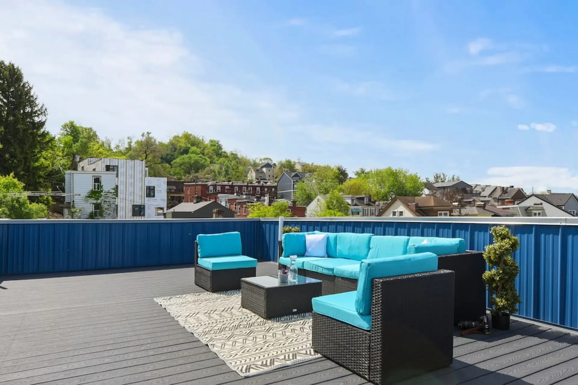 Huge 4br, rooftop deck, theater, garage, more!