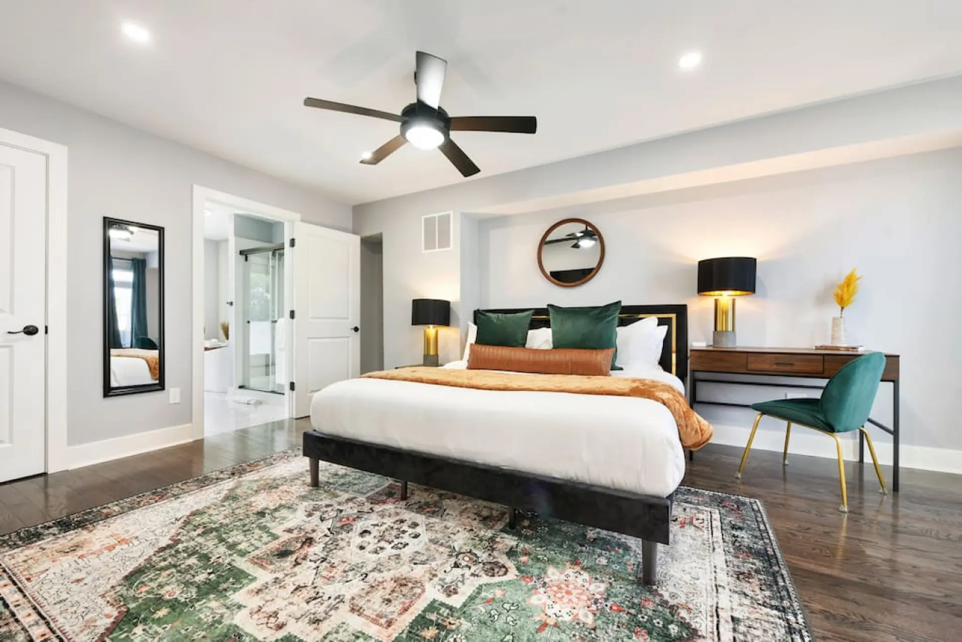 Huge 4br, rooftop deck,4 balconies, garage, more!