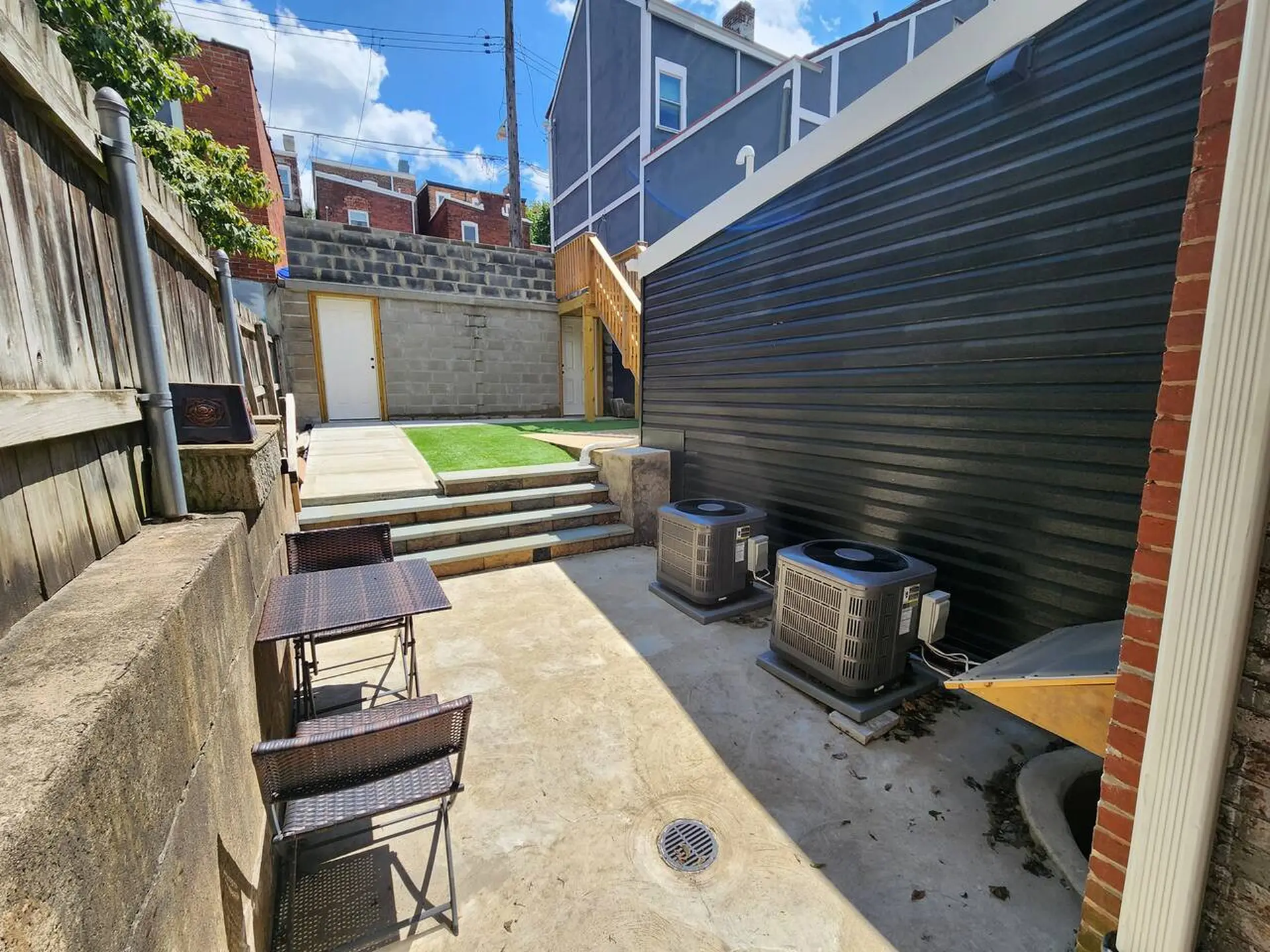 Near Hospitals + Great Food, w/ Off-Street Parking