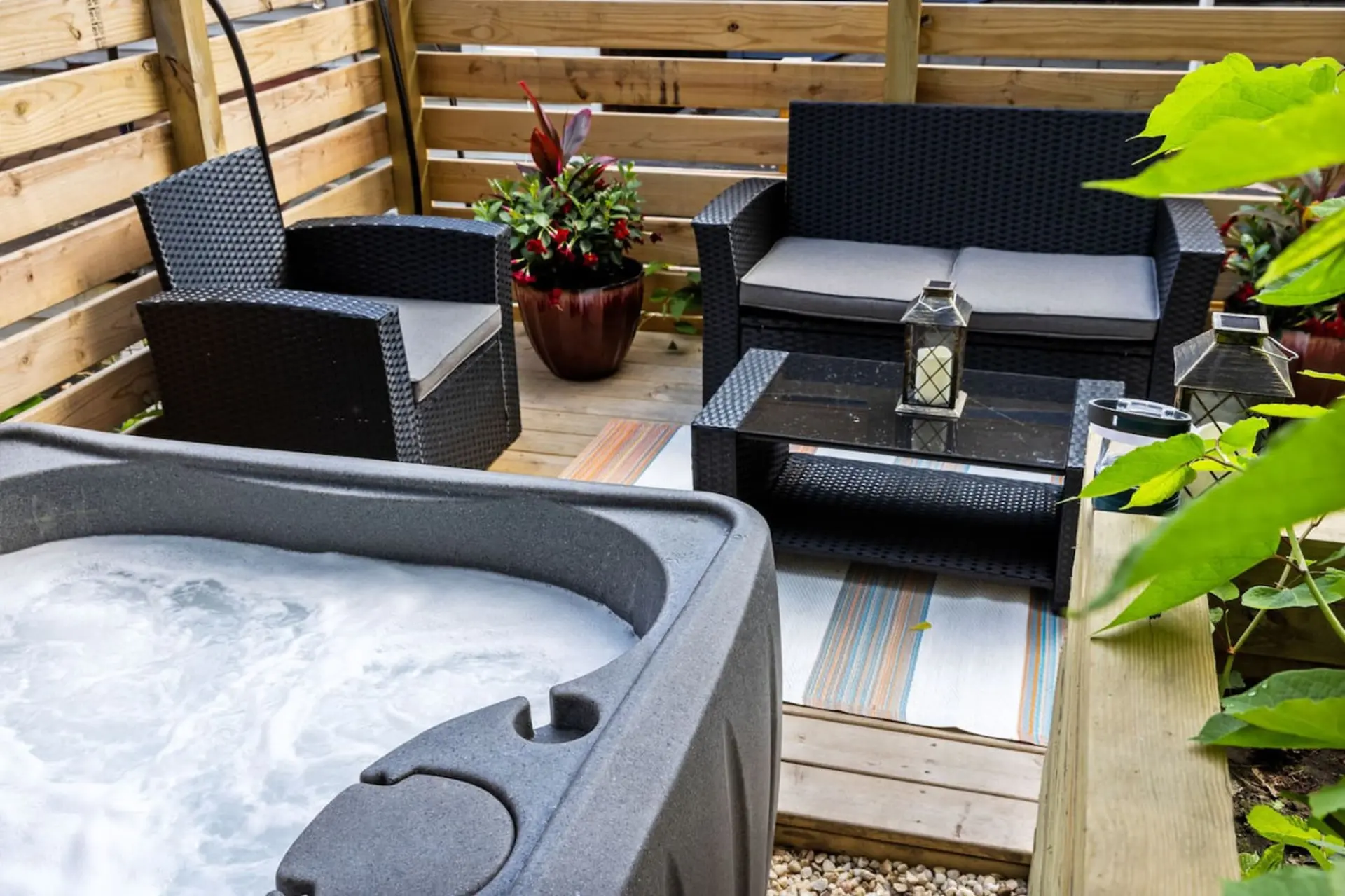 *Private Hot Tub* King beds, 1 Block from Butler!