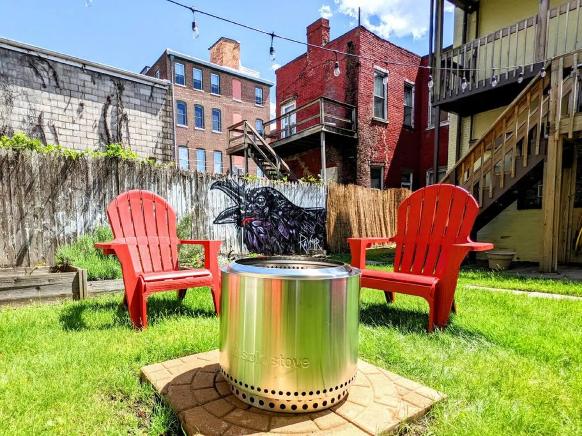★Famous Street Art ★ Off-Street Parking ★ Artist's Home