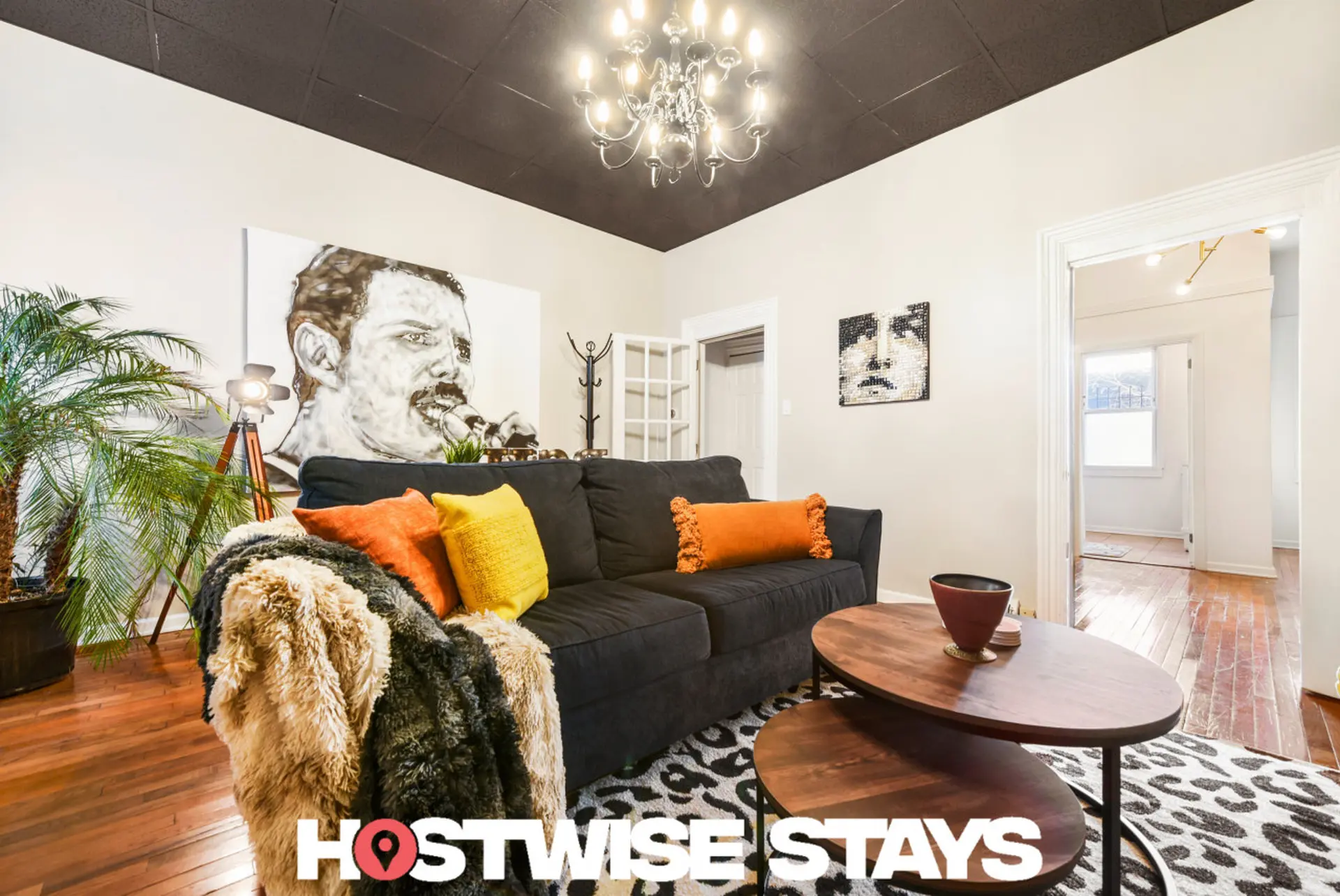 ★Famous Street Art ★ Off-Street Parking ★ Artist's Home