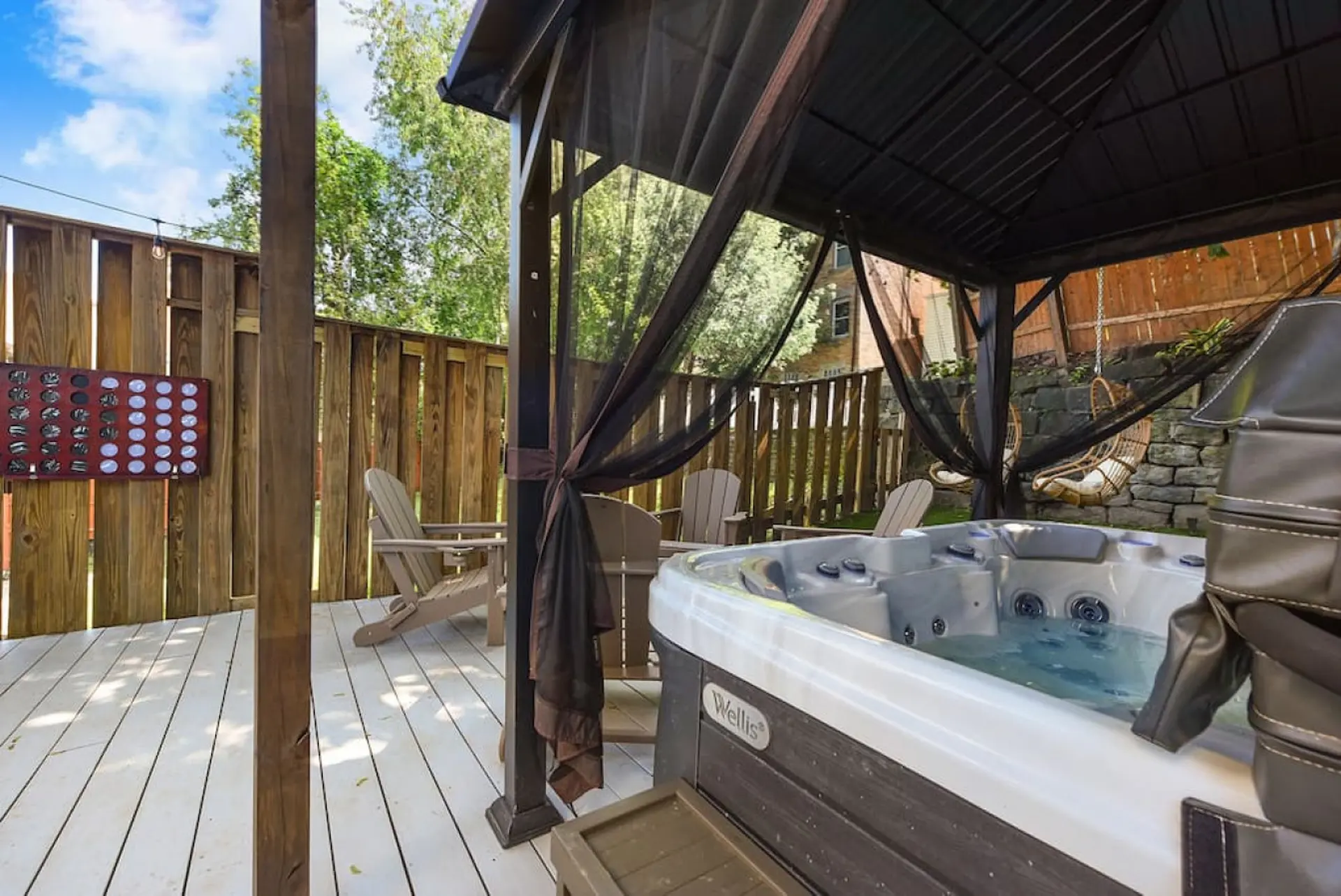 Hot Tub, great patio area, parking, beautiful!