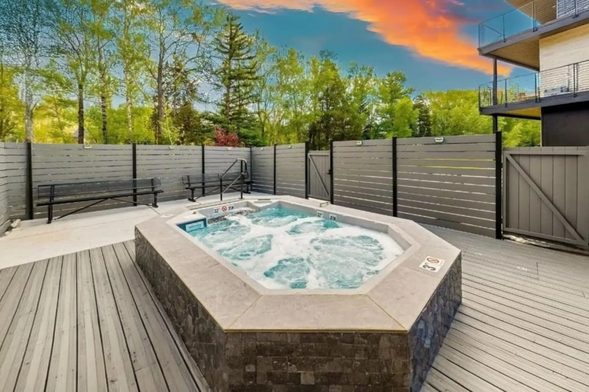 River Side Views, Hot Tub, King Beds, New Build!