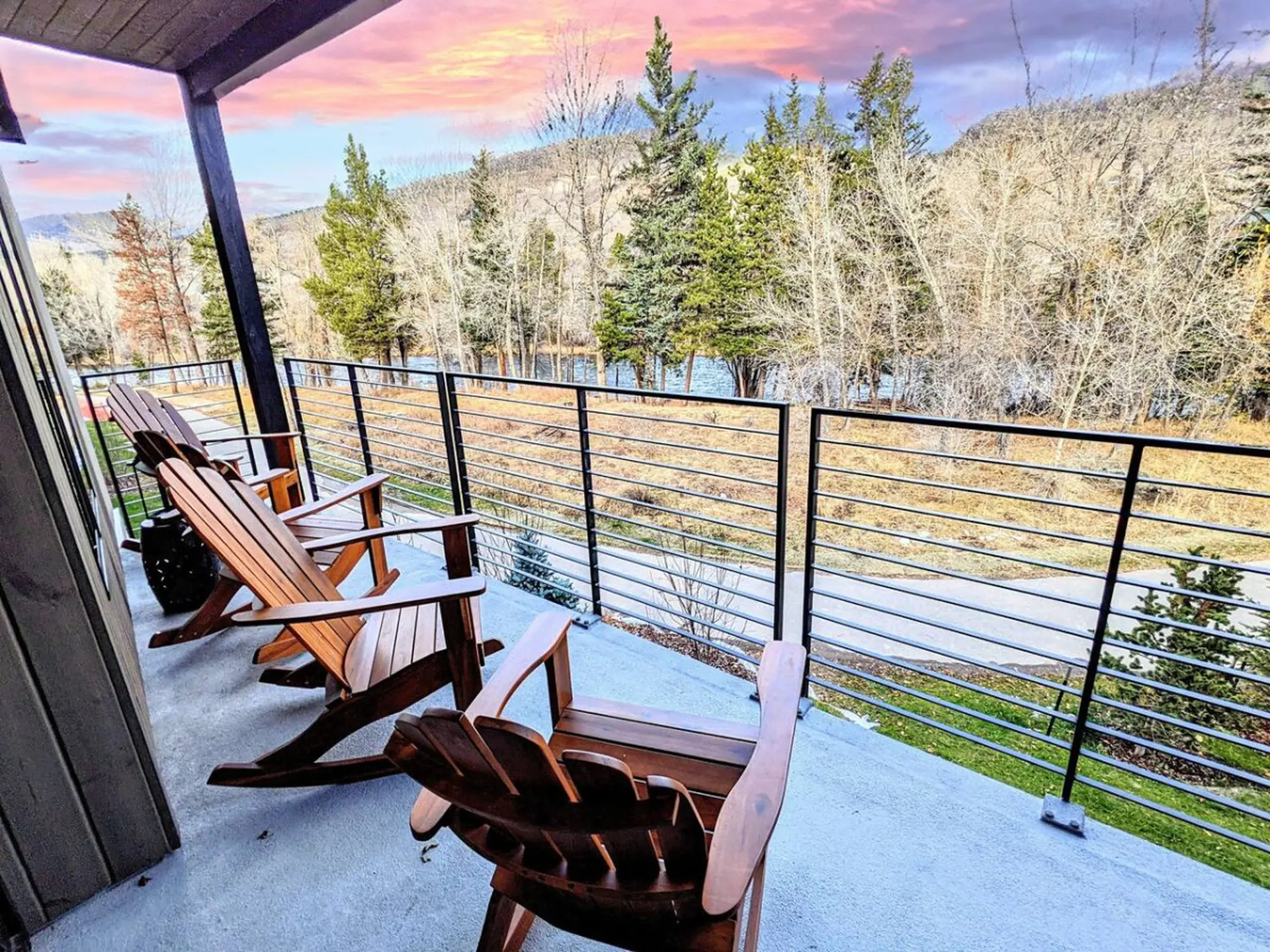 River Side Views, Hot Tub, King Beds, New Build!