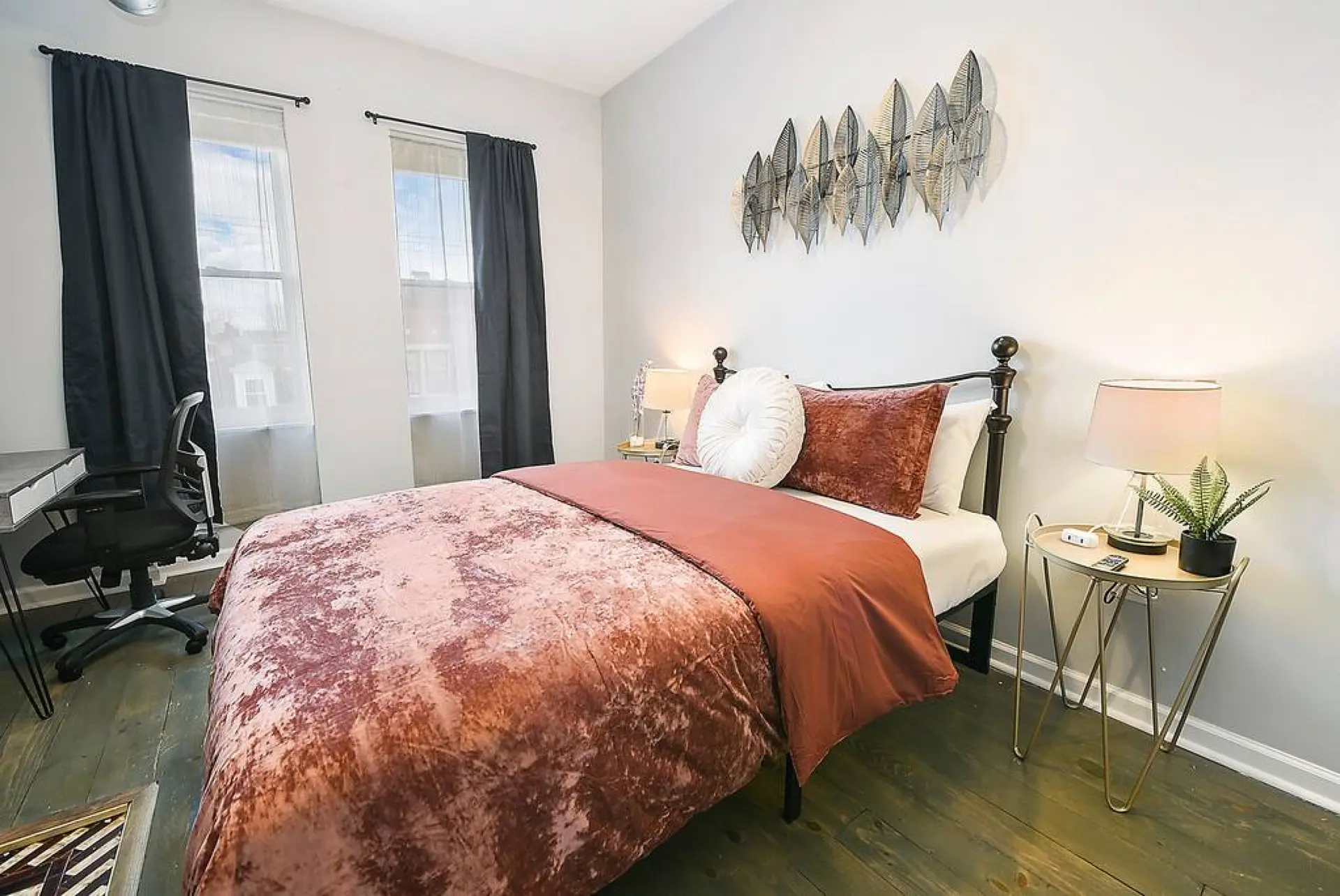 Free Parking★ Walk Everywhere ★North Side Gem!