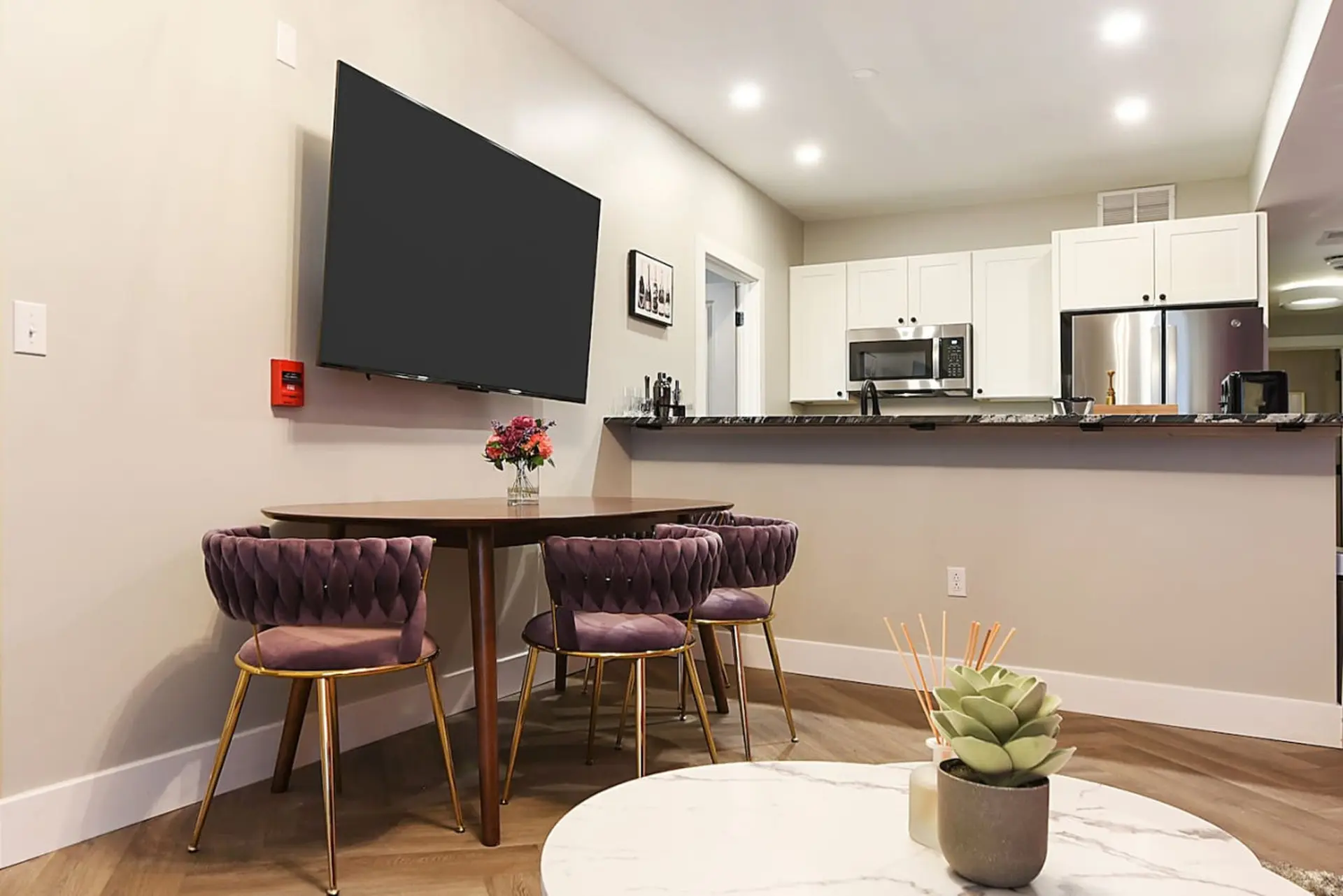 2 King Beds! Free Street Parking, North Side Gem