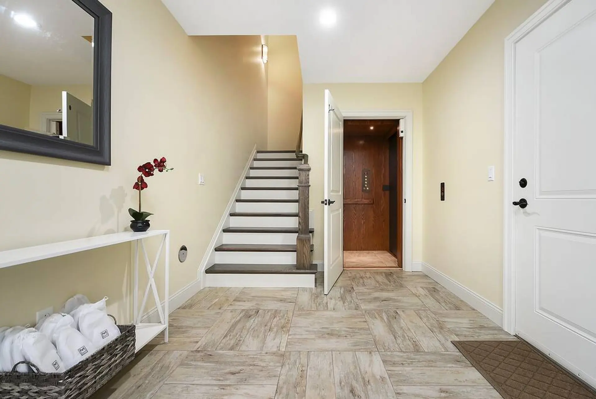 Rooftop Deck★ Theater★ Parking★ Private Elevator!
