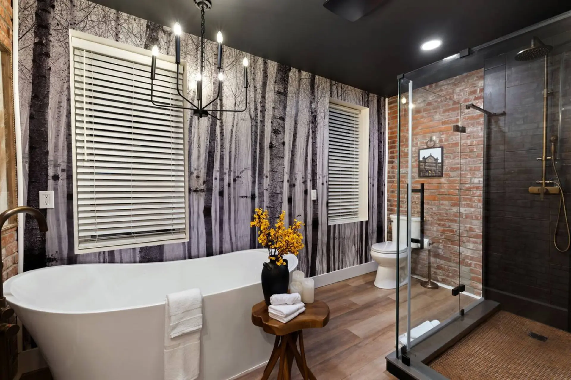 Hot Tub, King Bed, Cabin Vibes in Lawrenceville!