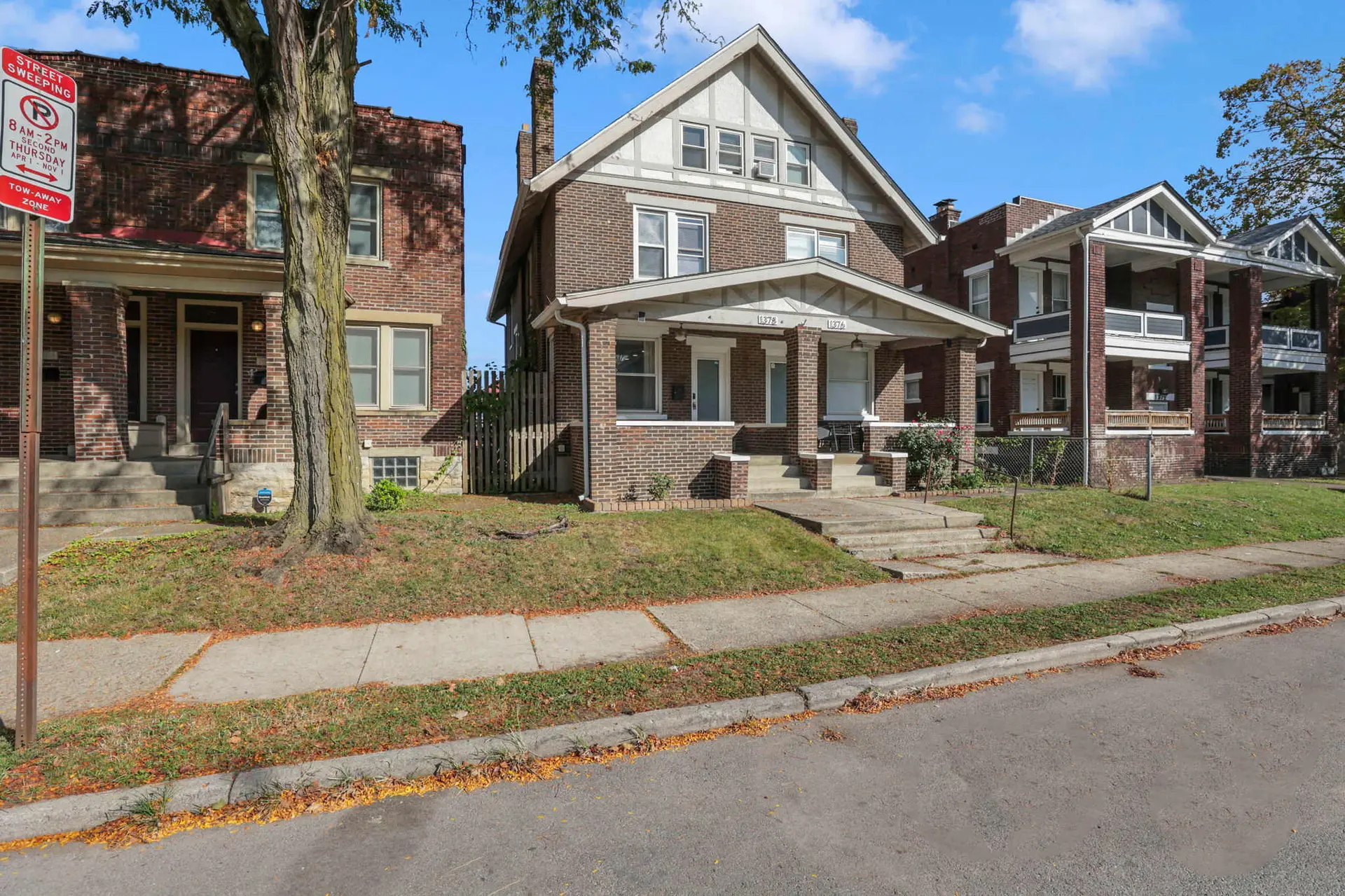 A street-sweeping sign warns of a tow-away zone on the second Thursday of the month.