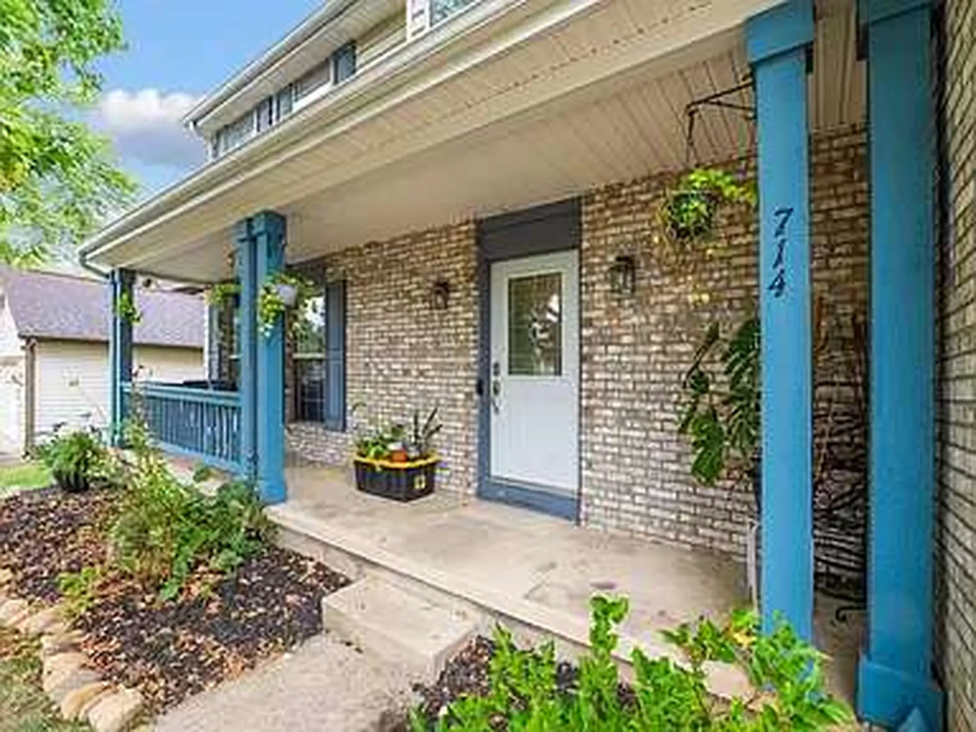 ```json
[
  {"box_2d": [573, 35, 675, 125], "label": "plants"}
]
```