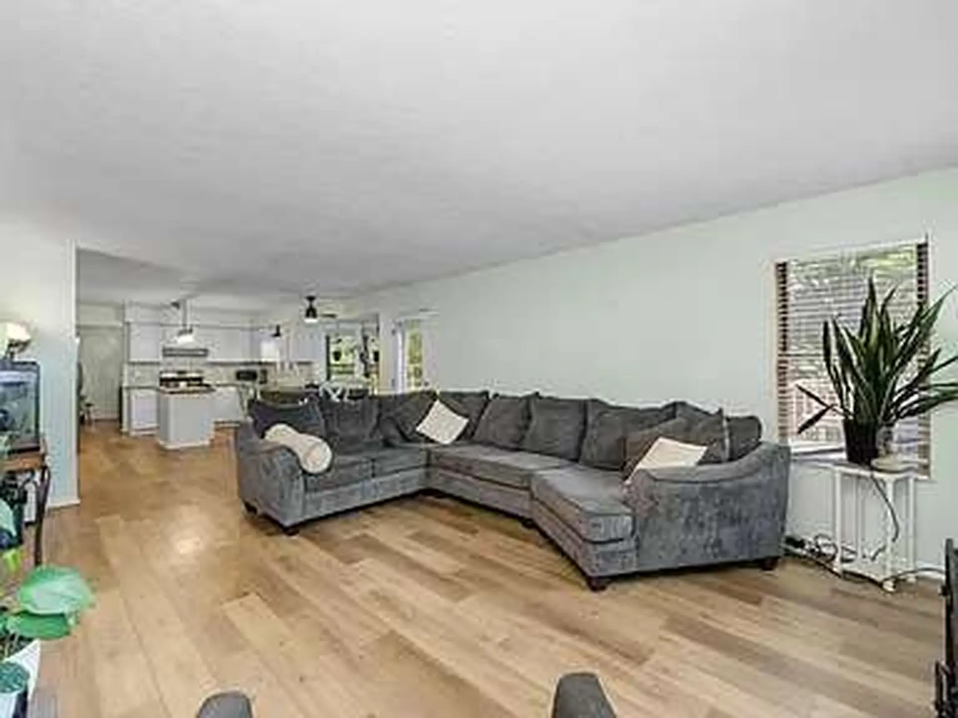 Certainly! Let's analyze the image you sent.

**Description:**

The image shows a spacious, open-con