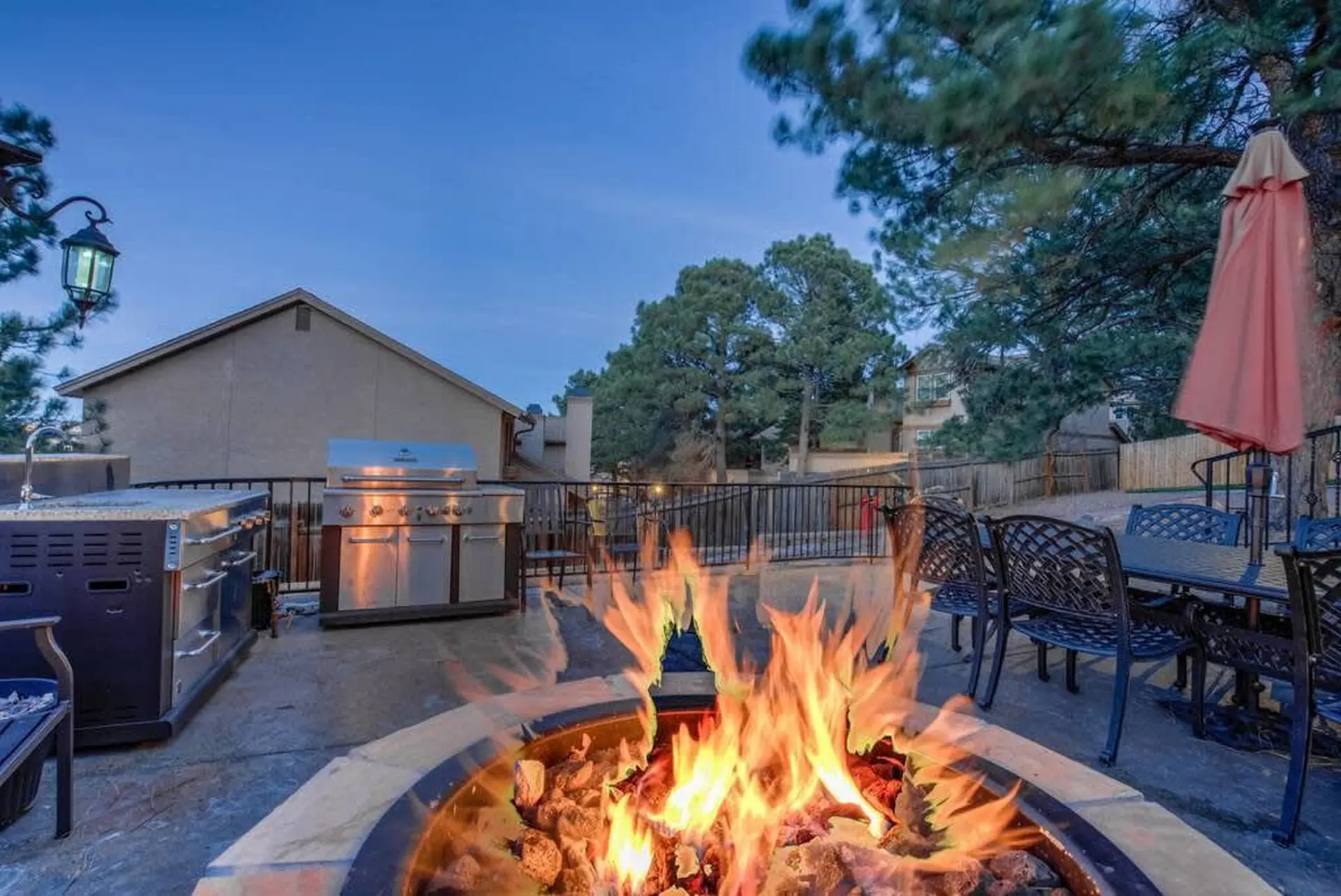 Family Haven - Hot Tub Fire Pit BBQ AC Prime Spot!