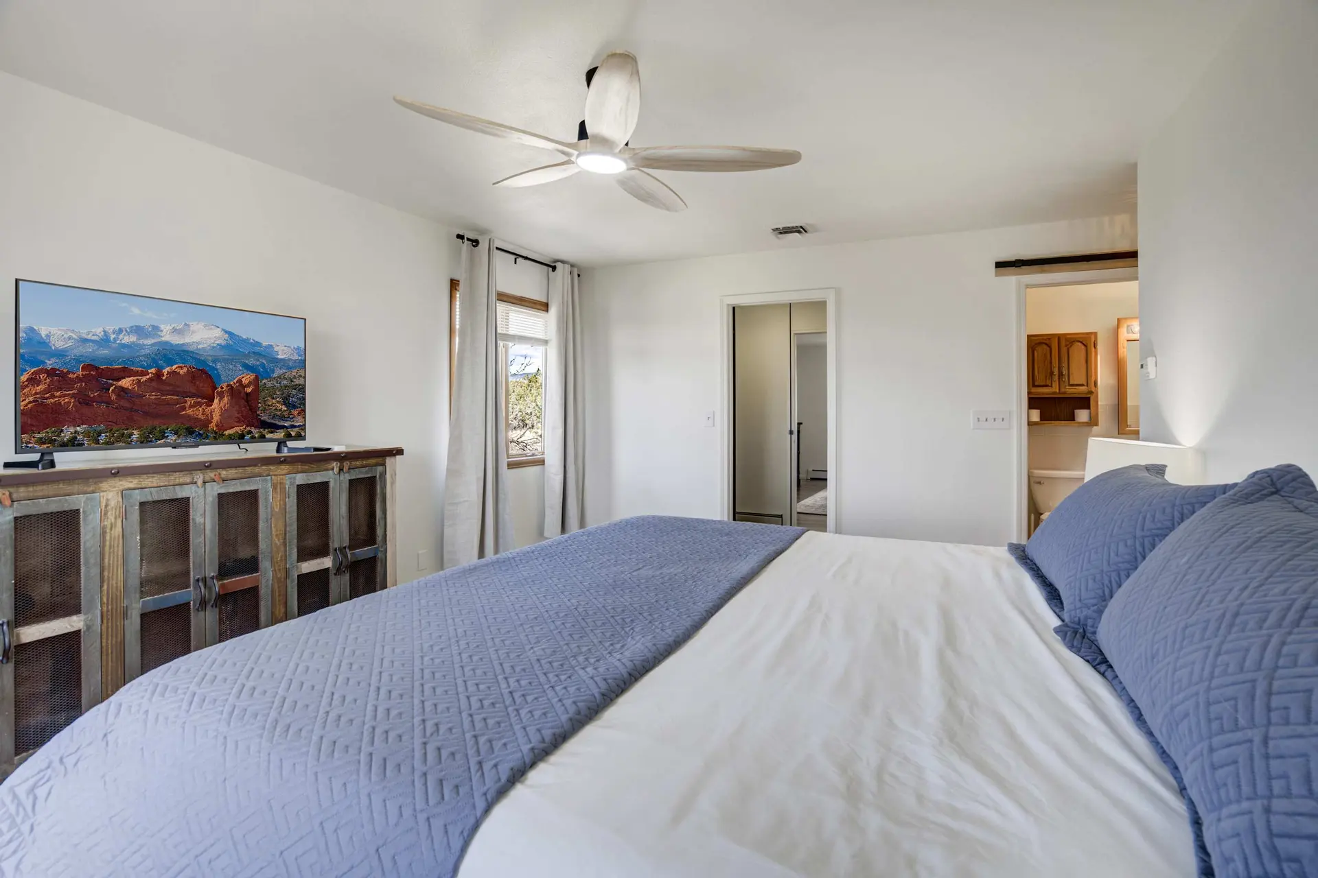 Sunset Ridge | Gorge Views & Trails | Hot tub