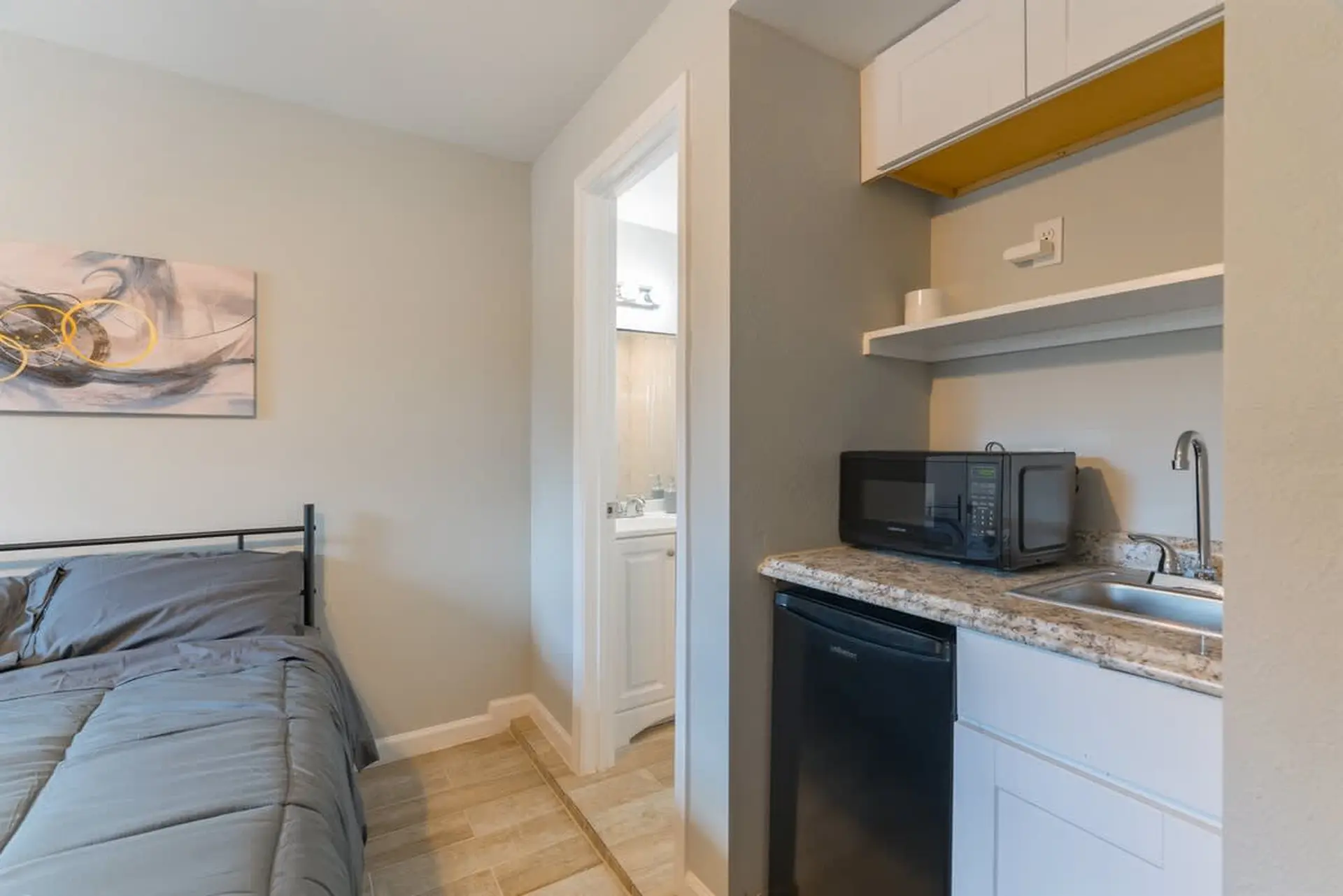 Comfy 1 - Bedroom APT w/ Queen Bed & Bath