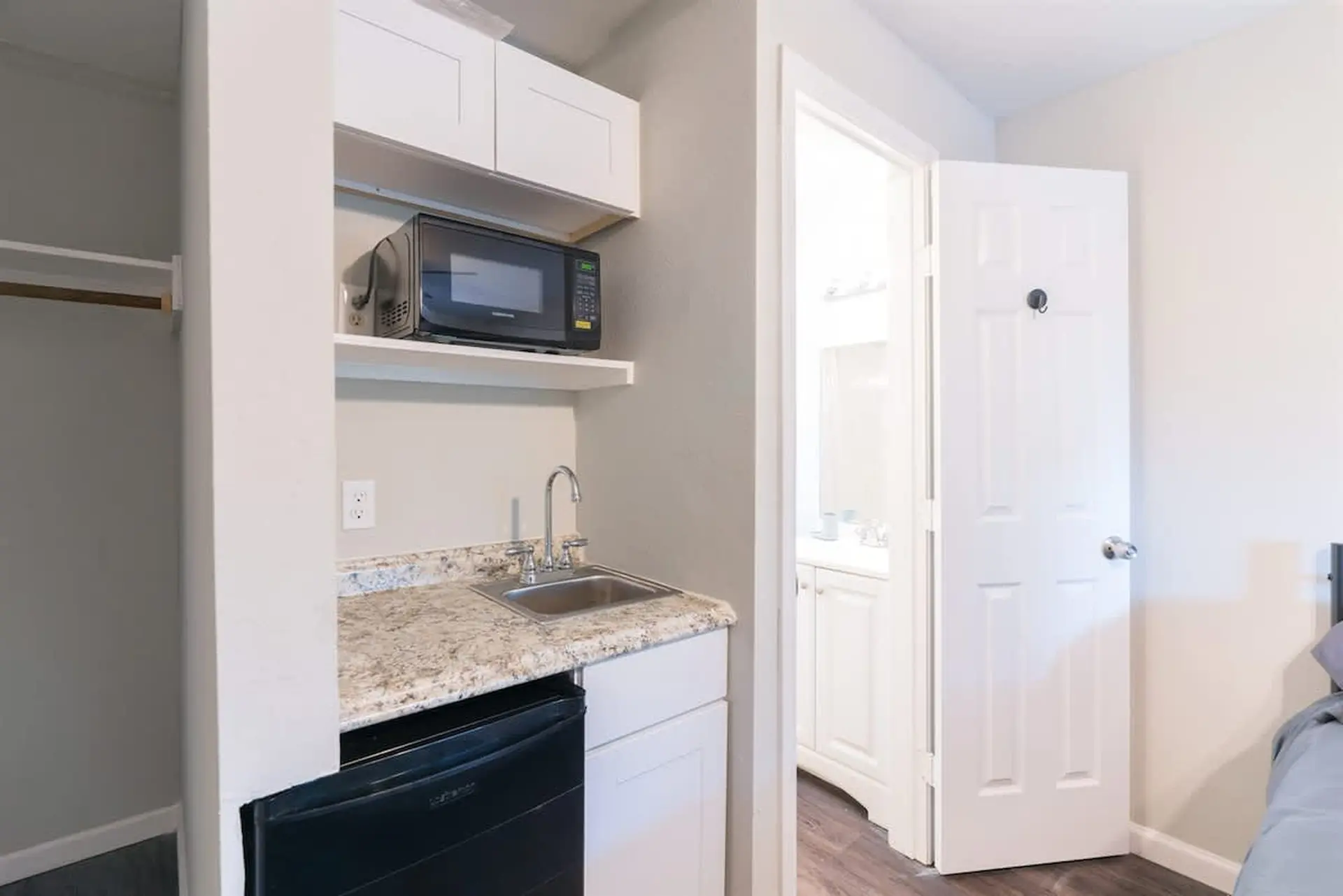 Lovely 1 - Bedroom APT w/ Queen Bed & Bath