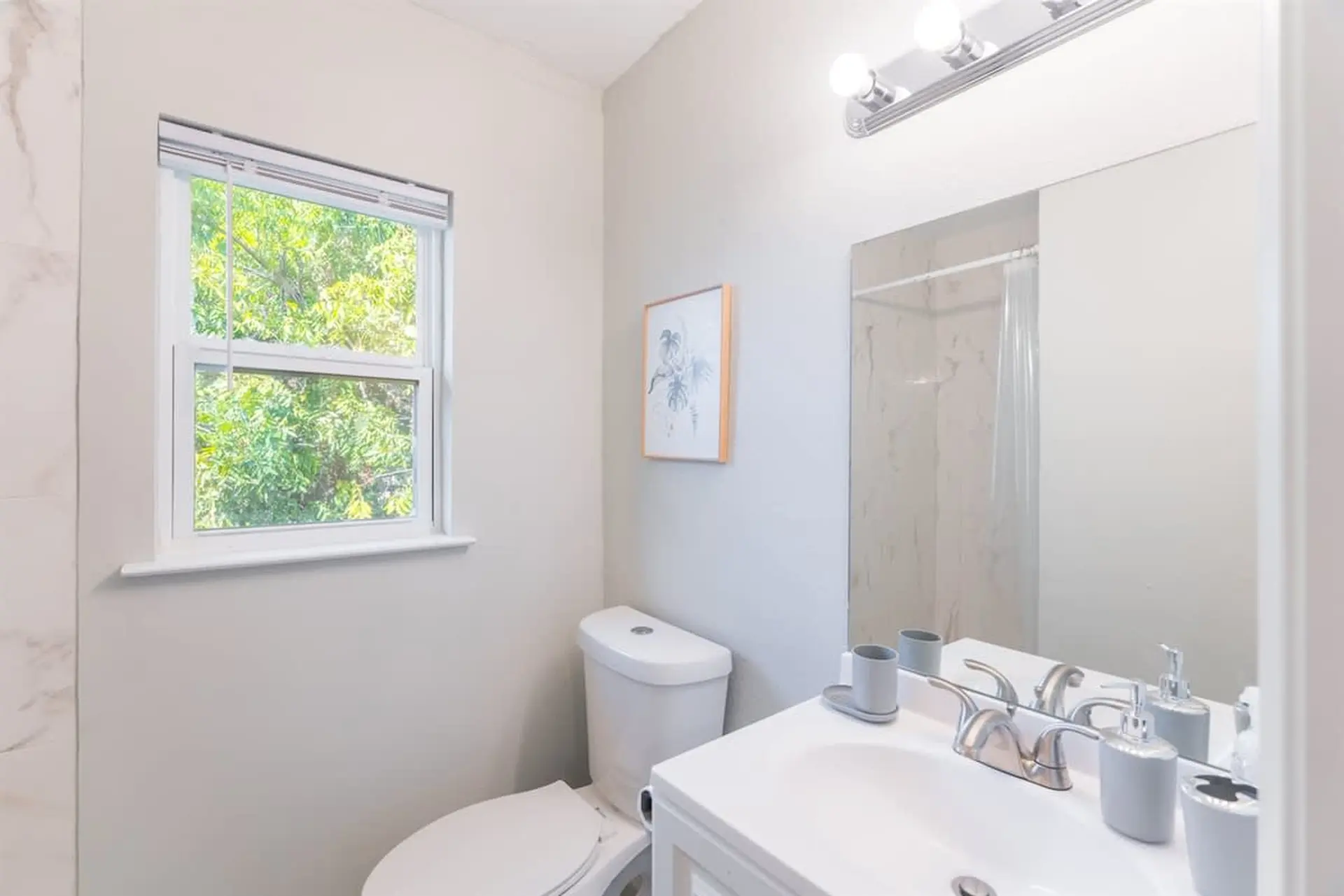 Lovely 1 - Bedroom APT w/ Queen Bed & Bath