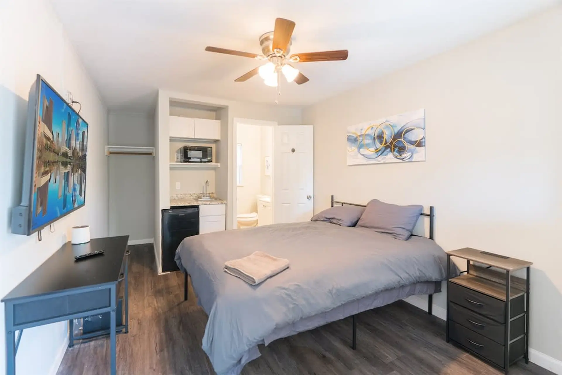 Lovely 1 - Bedroom APT w/ Queen Bed & Bath