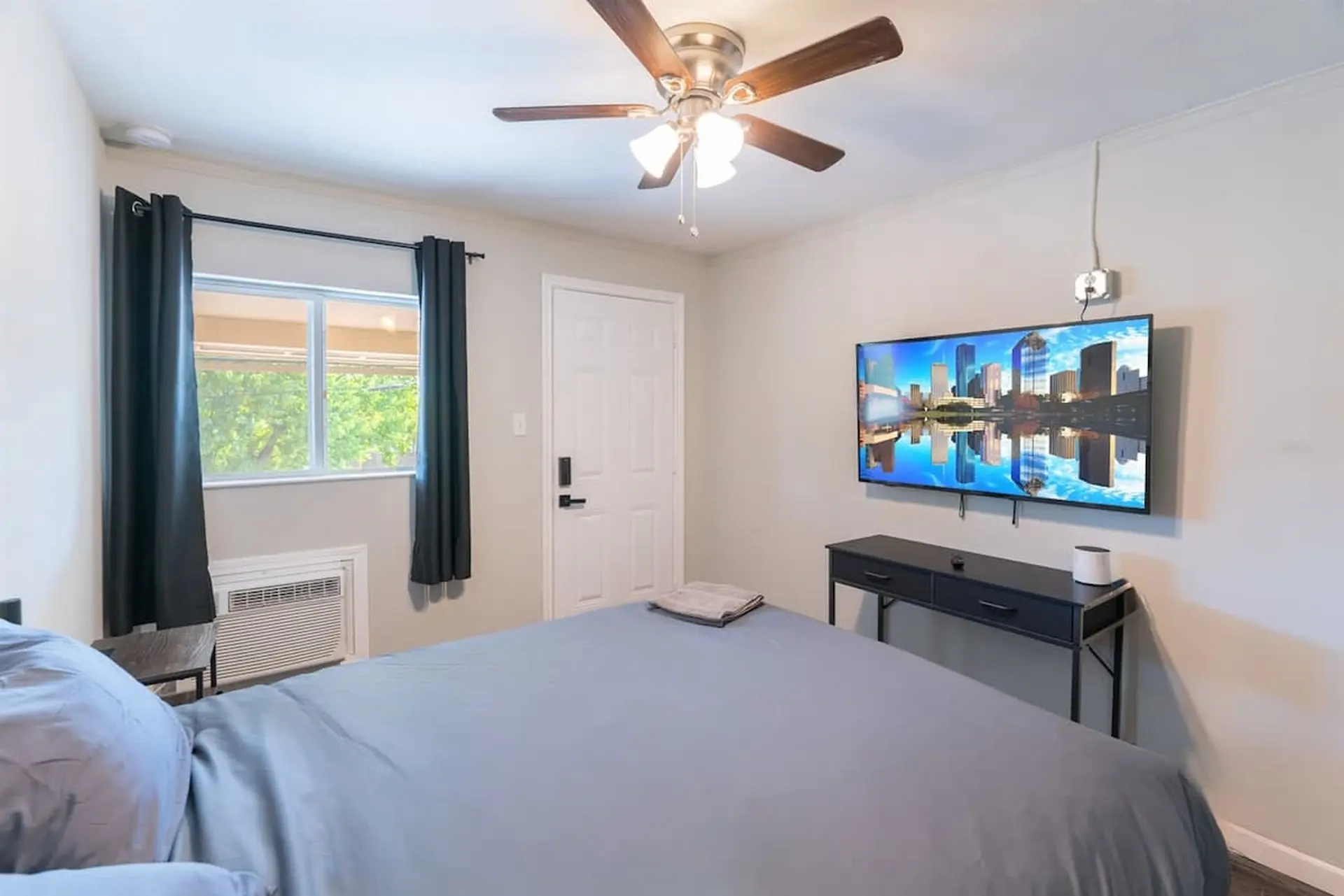 Lovely 1 - Bedroom APT w/ Queen Bed & Bath