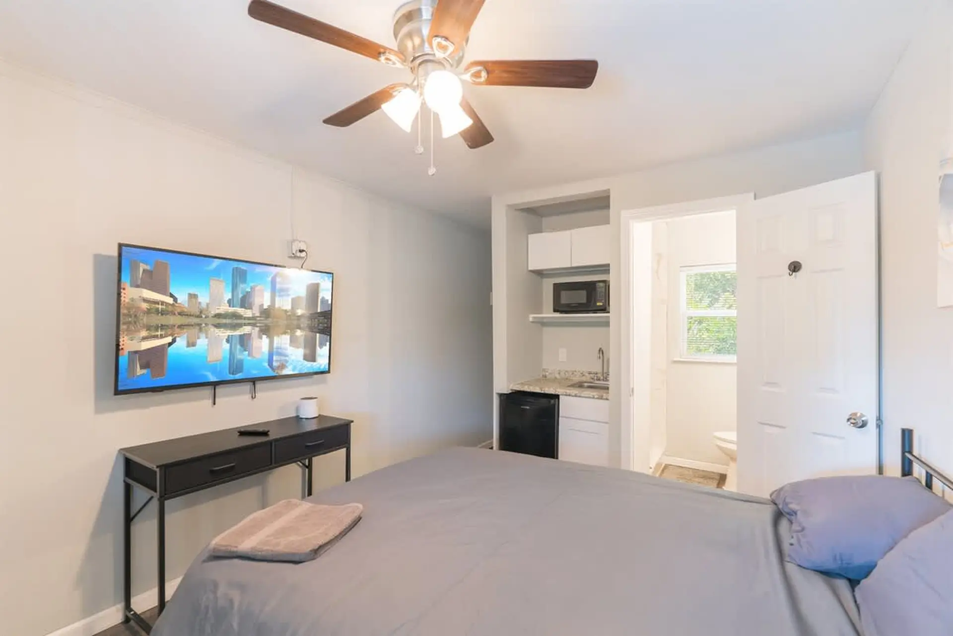 Lovely 1 - Bedroom APT w/ Queen Bed & Bath