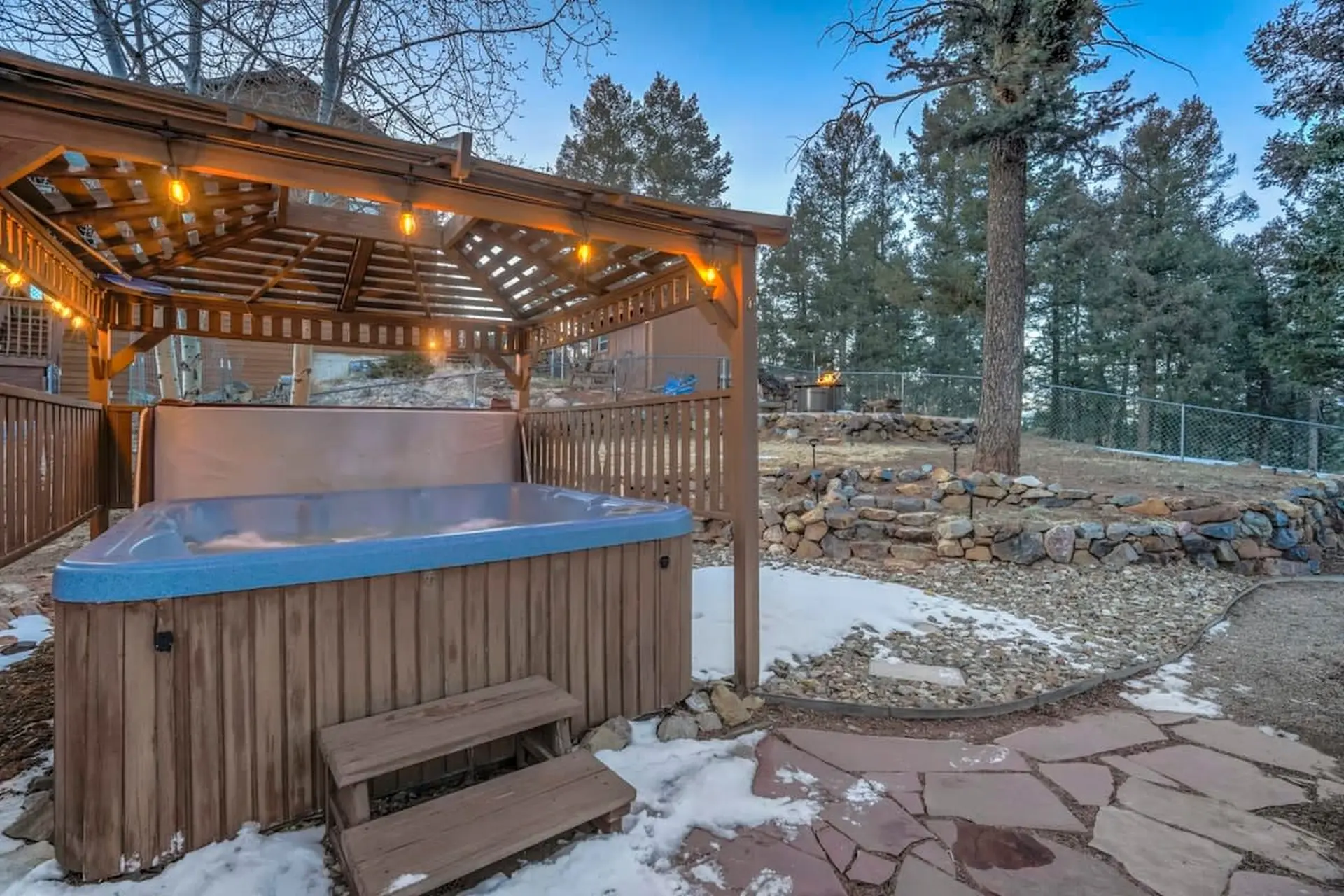 4BR Hot Tub, Mountain Views - Family Friendly