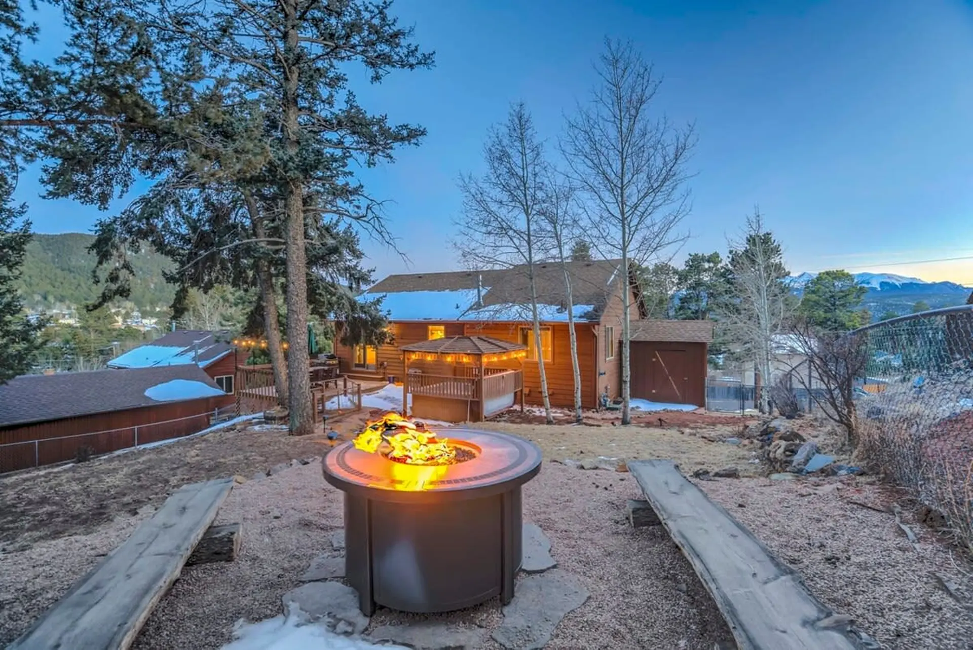 4BR Hot Tub, Mountain Views - Family Friendly