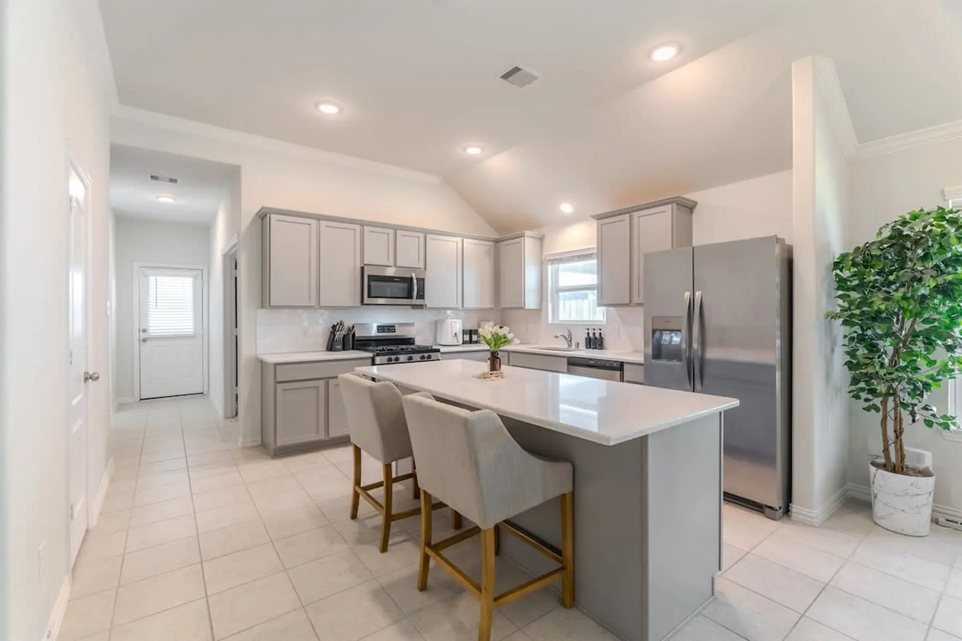 Modern 4-BR House | Downtown | Sleeps 8 | Houston