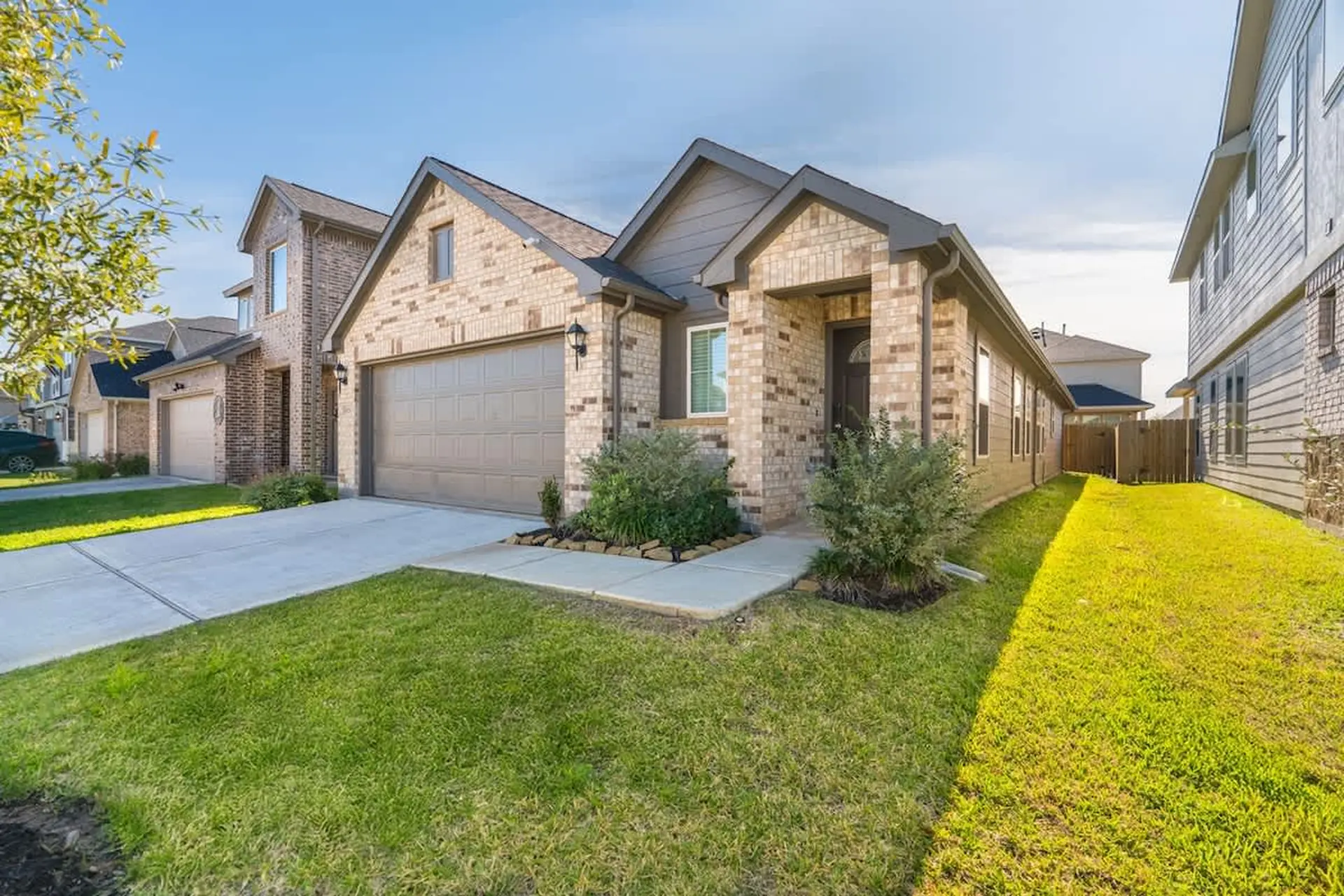 Modern 4-BR House | Downtown | Sleeps 8 | Houston