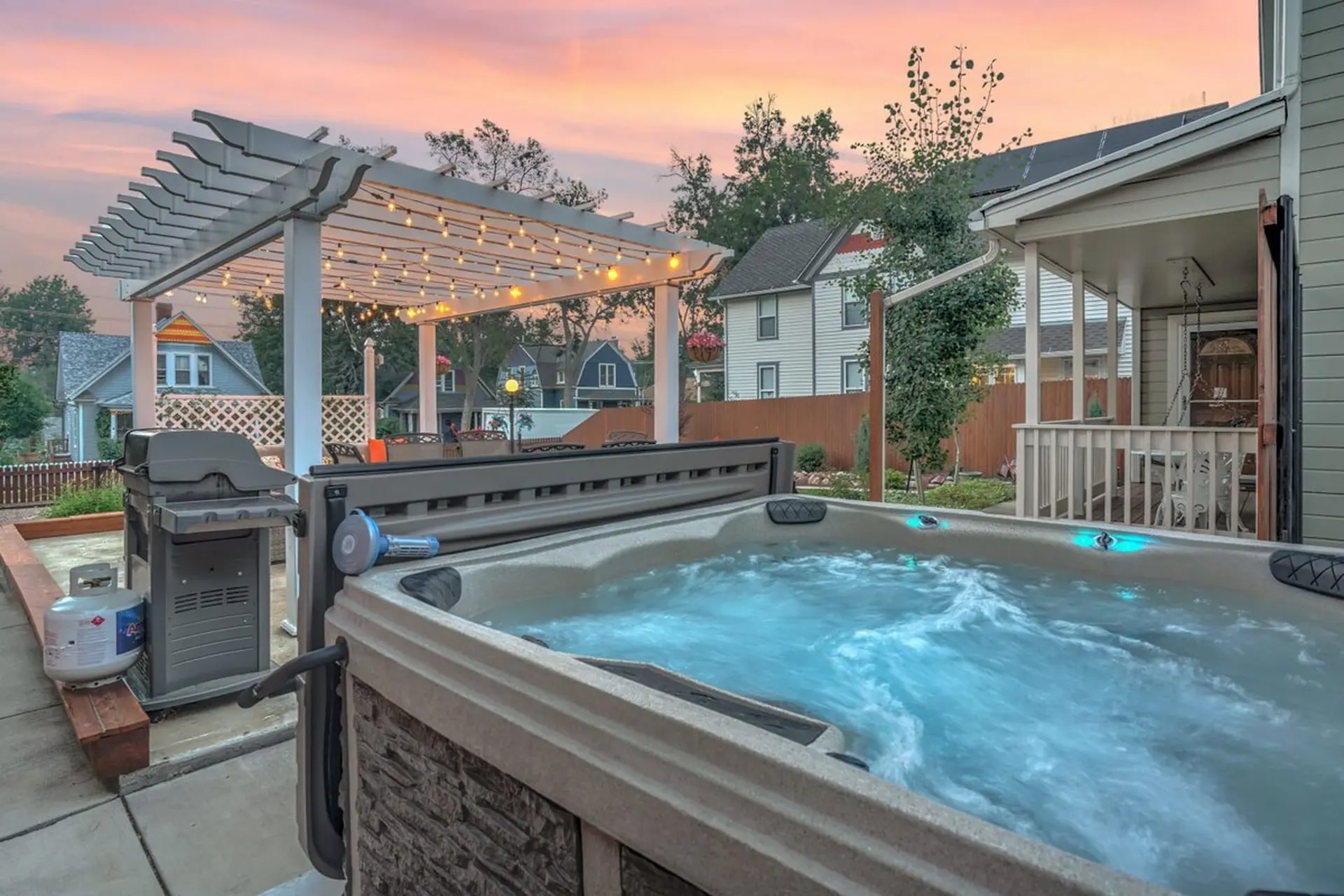 Downtown Gem, Hot Tub, Near Olympic Center