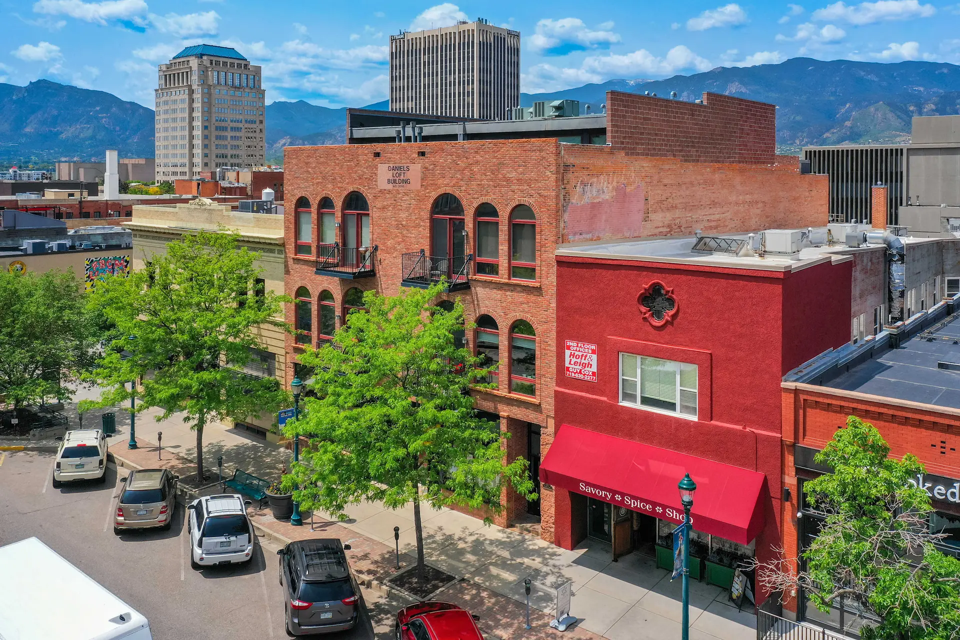 2BR Loft, Bar & Pikes Peak Deck View, Downtown